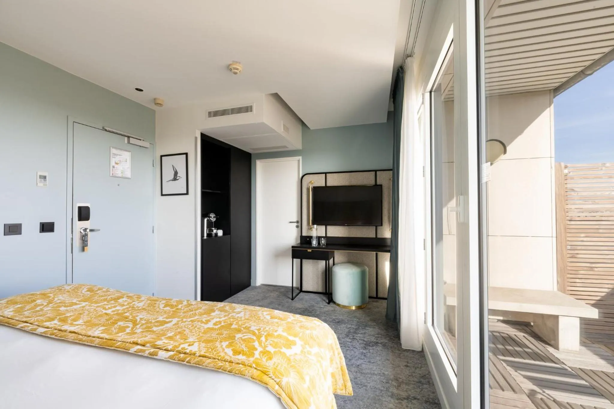 Photo of the whole room, Bed in voco Paris Montparnasse by IHG