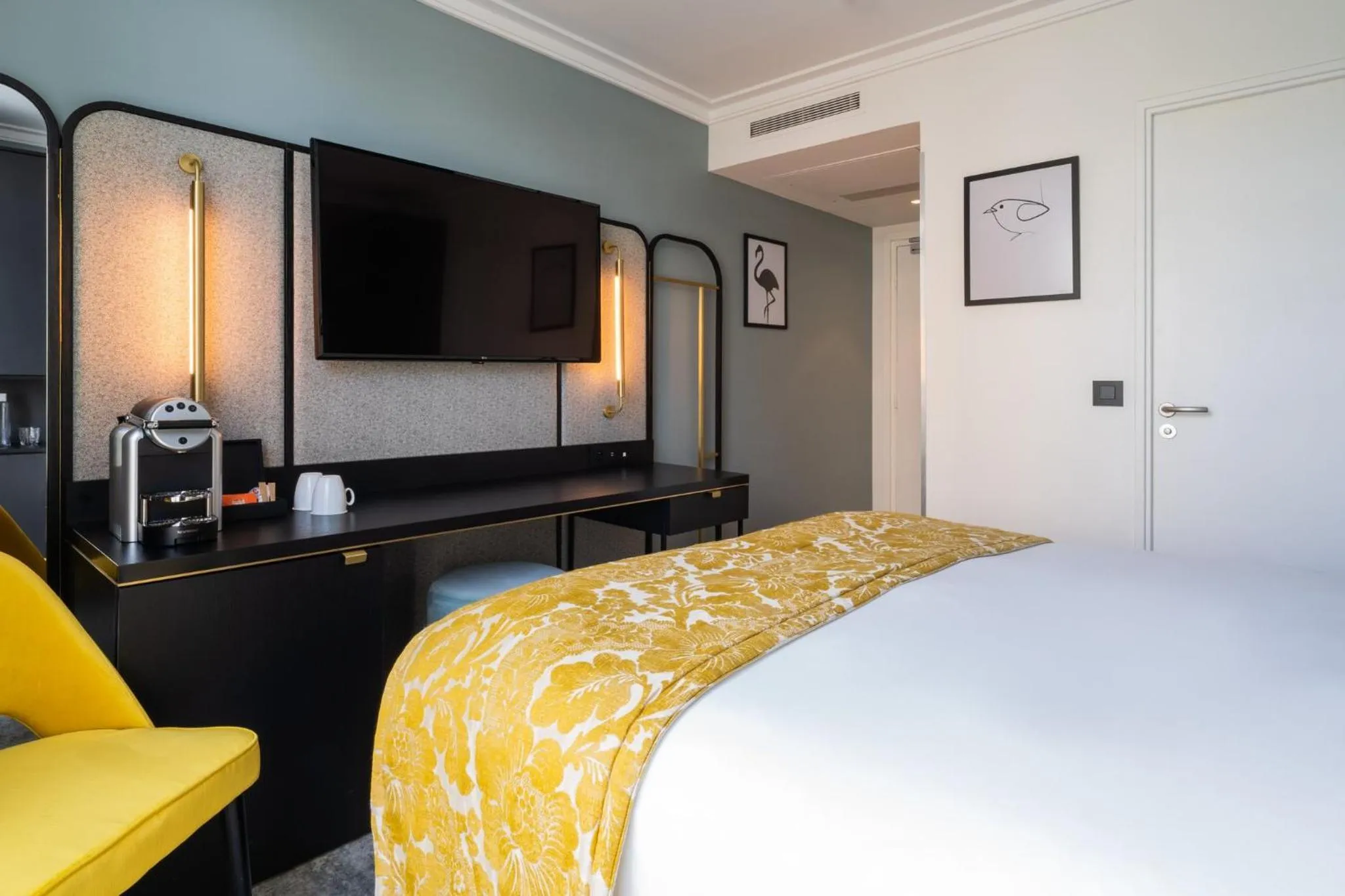 Photo of the whole room, Bed in voco Paris Montparnasse by IHG