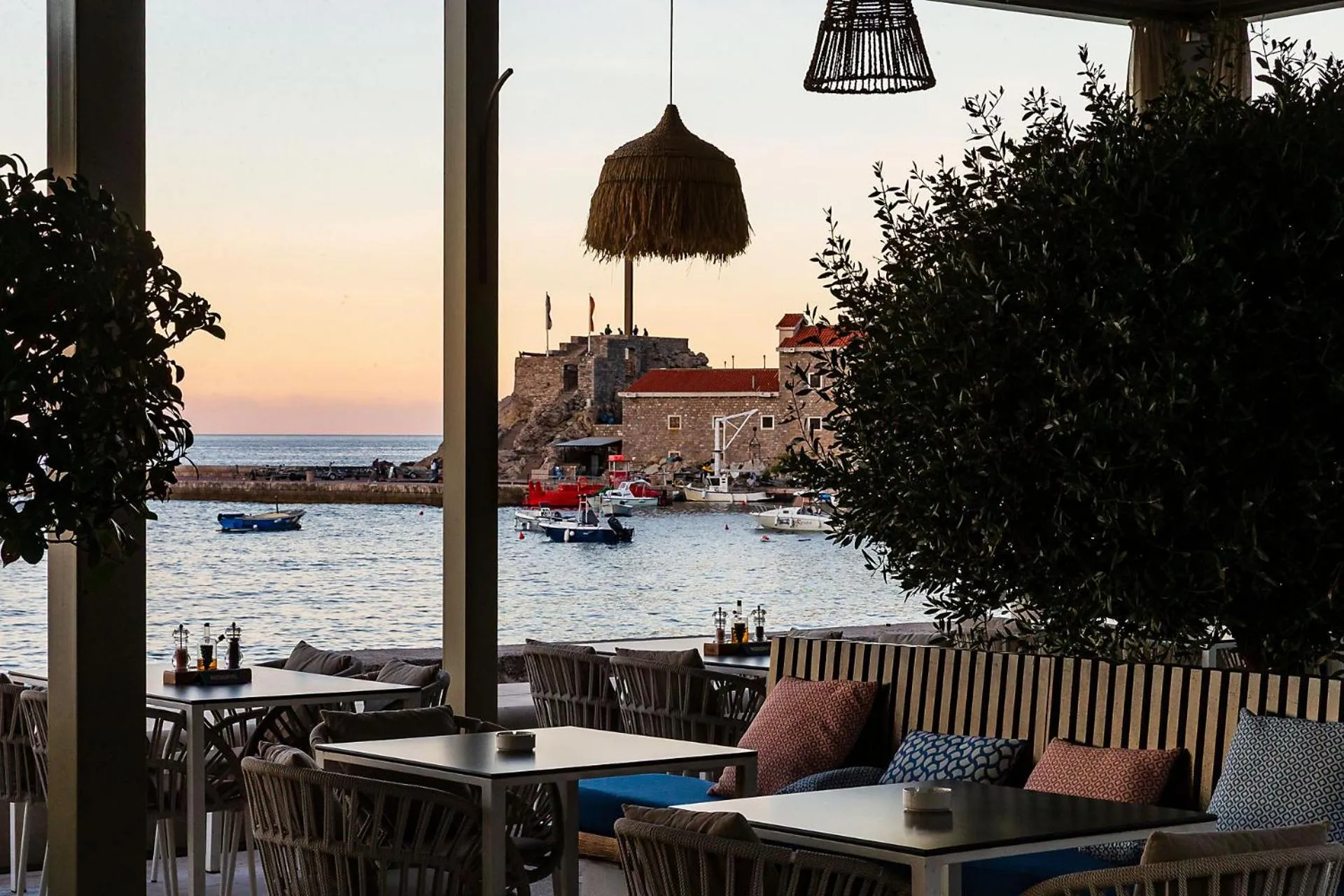 Restaurant/places to eat in Hotel Riva by Aycon