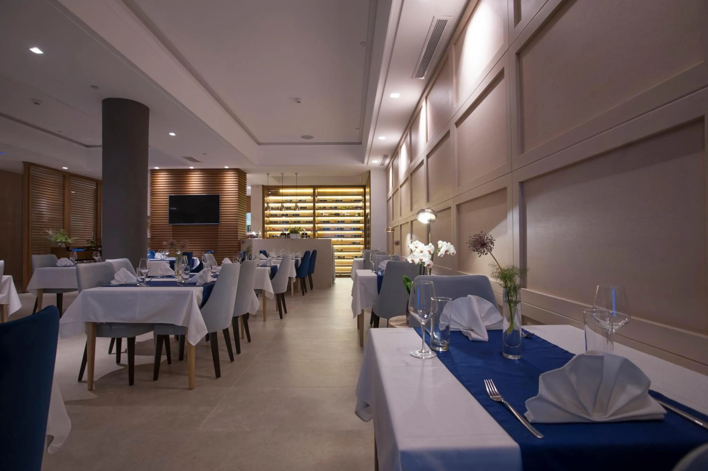 Restaurant/places to eat in Hotel Riva by Aycon
