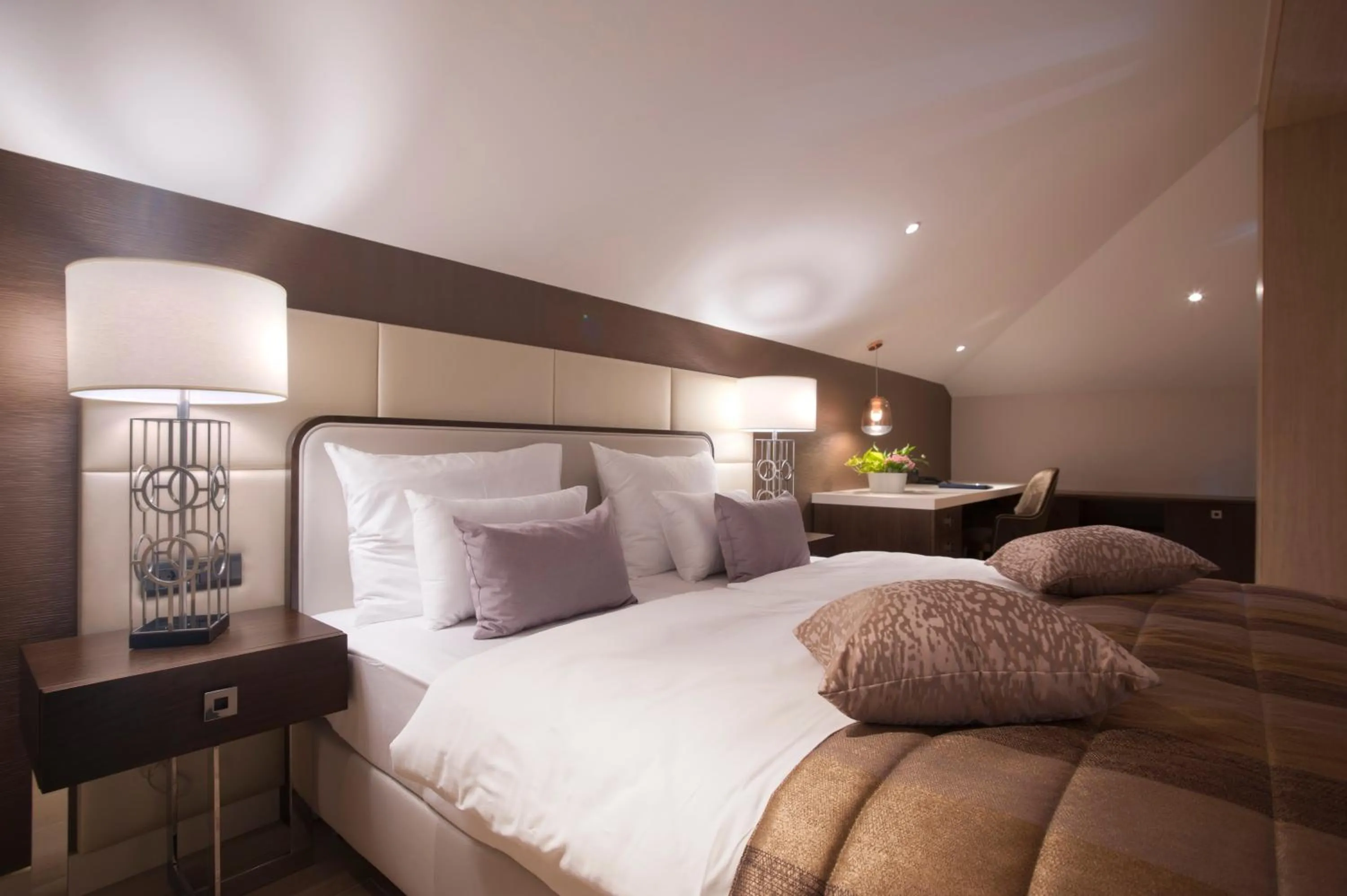 Library, Bed in Hotel Riva by Aycon