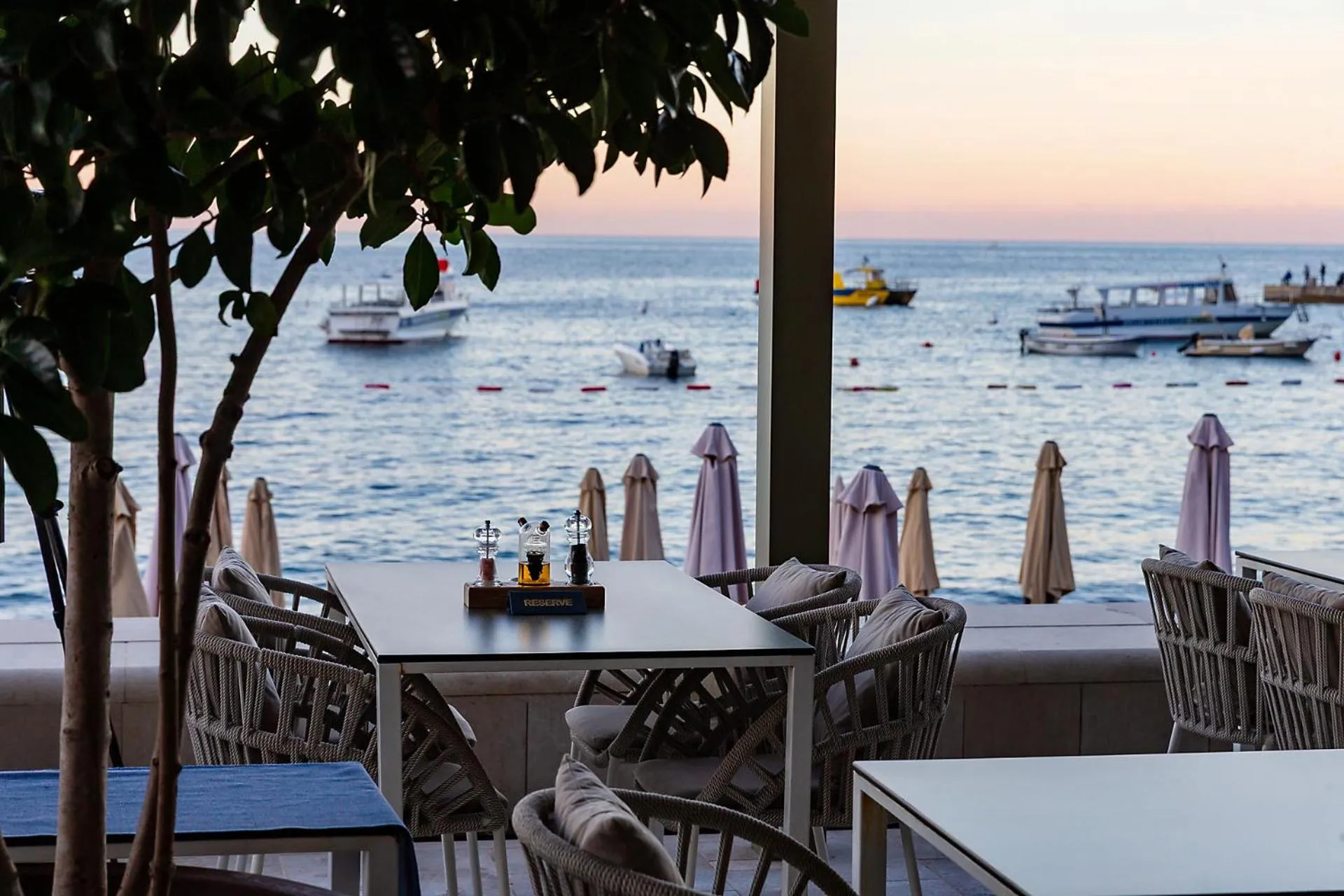 Restaurant/places to eat in Hotel Riva by Aycon