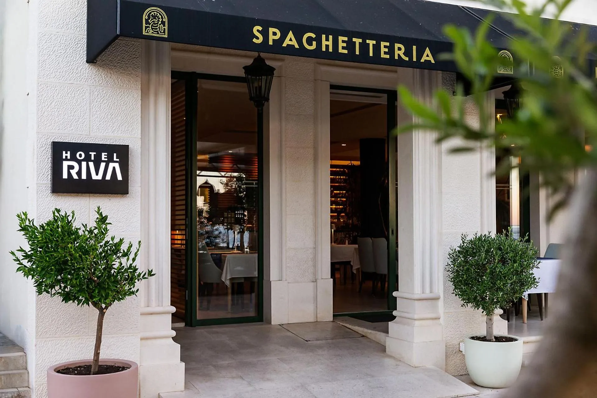 Restaurant/places to eat in Hotel Riva by Aycon