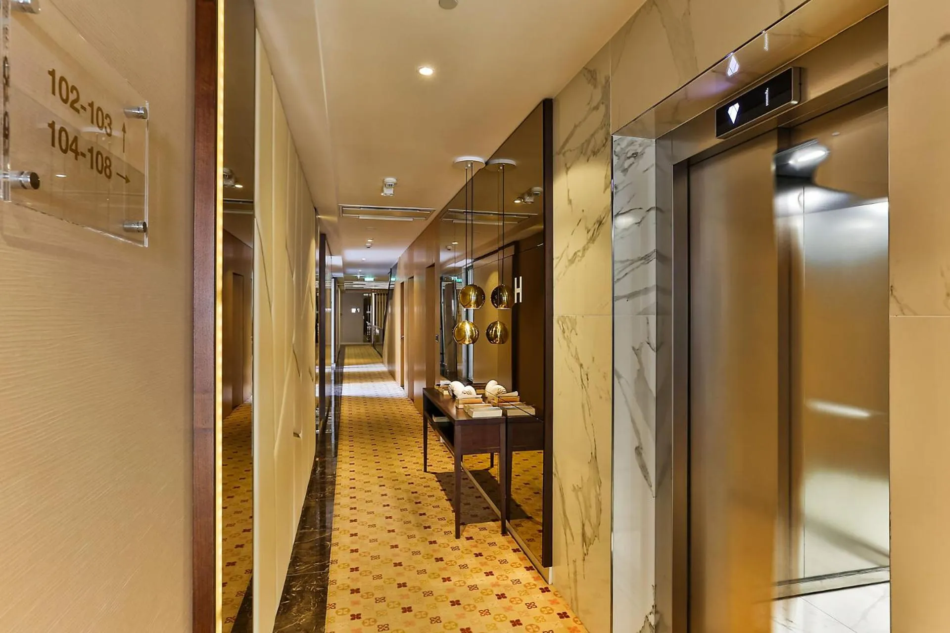 elevator in Hotel Riva by Aycon