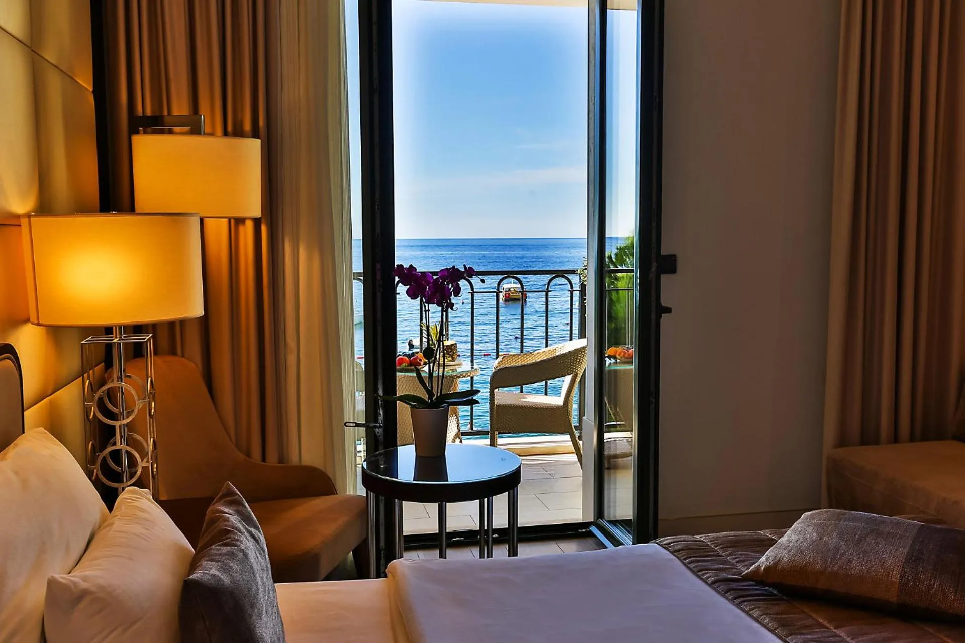 Sea view, Bed in Hotel Riva by Aycon