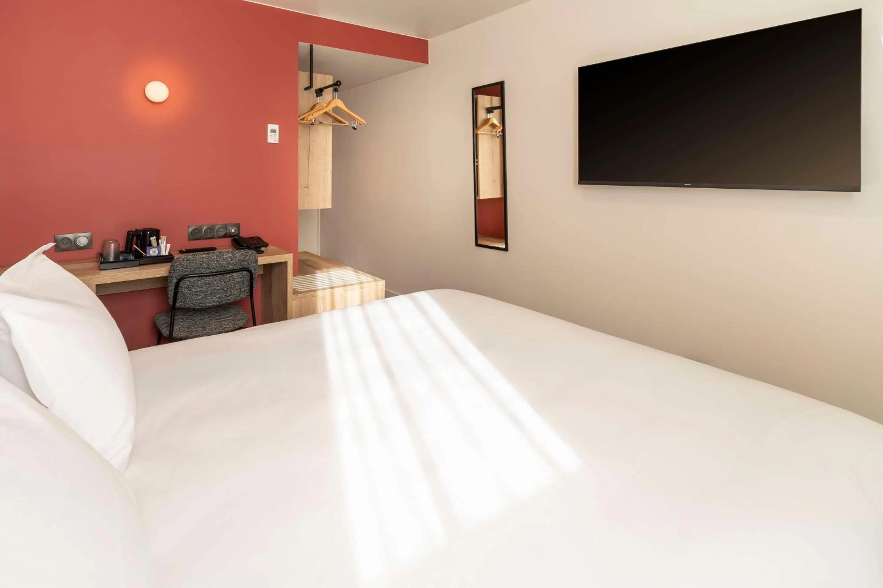 Bedroom, Bed in Best Western Kobalt Annecy Nord - Epagny