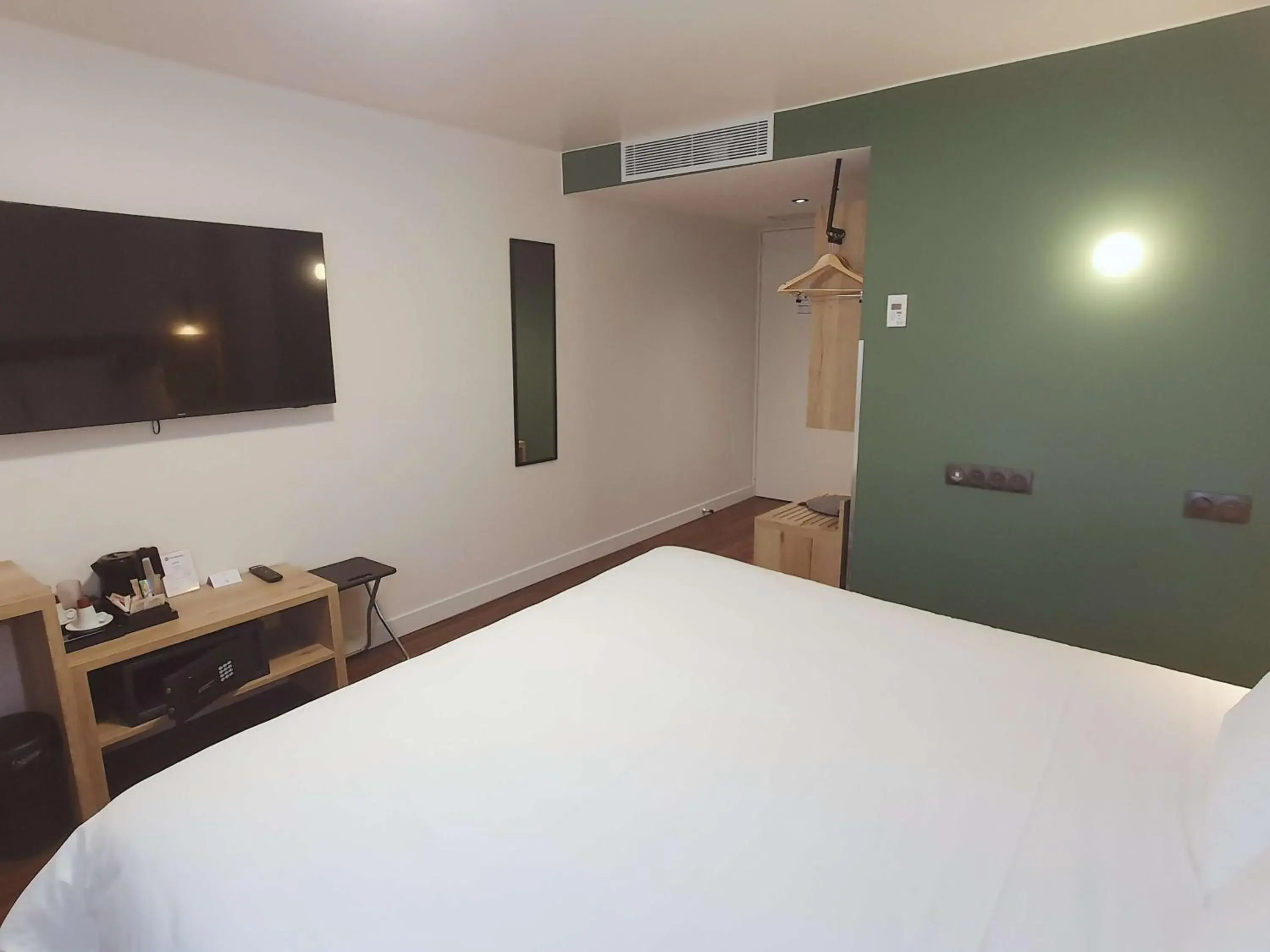 Bedroom, Bed in Best Western Kobalt Annecy Nord - Epagny Bedroom, Bed in Best Western Kobalt Annecy Nord - Epagny