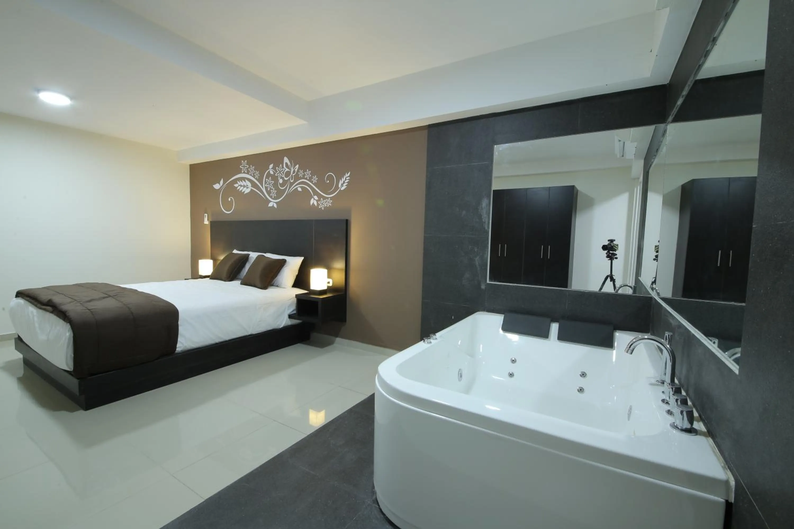 Hot Tub, Bed in Hotel Solec