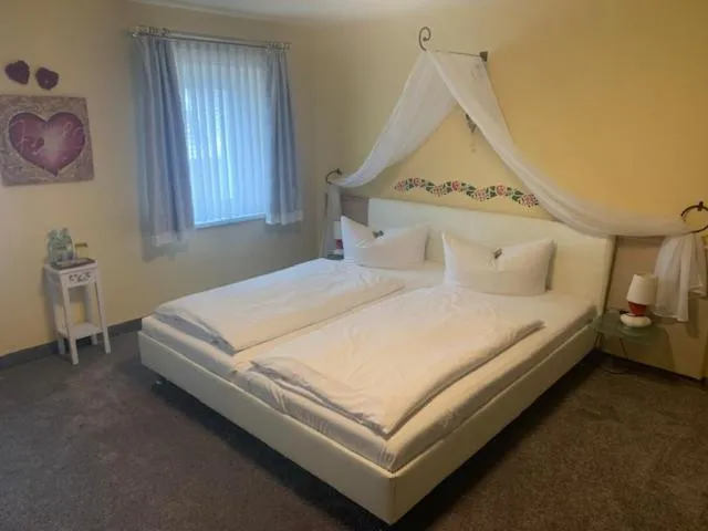 Bedroom, Bed in Hotel Schwarzes Ross Siebenlehn