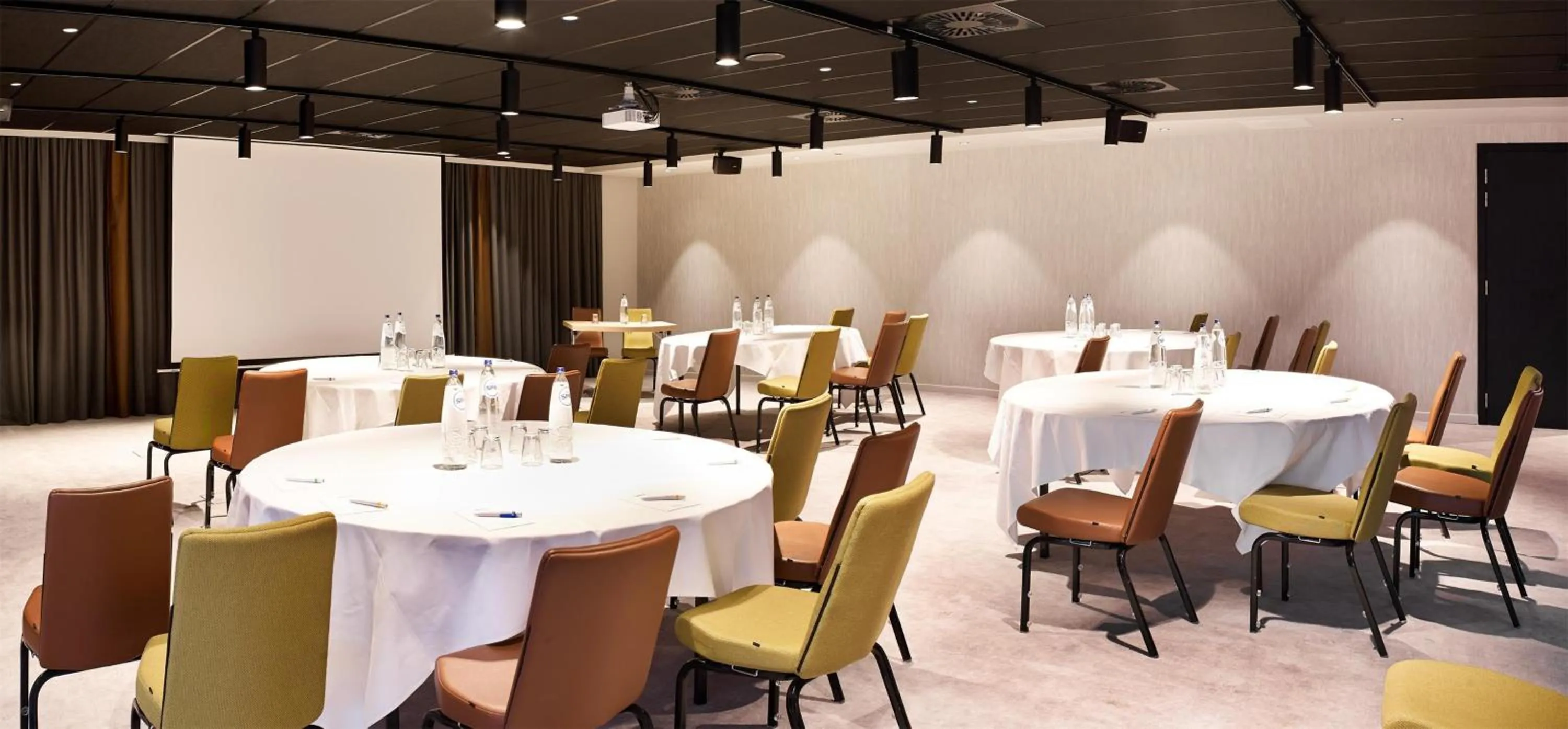 Lounge or bar in Park Inn By Radisson Brussels Airport