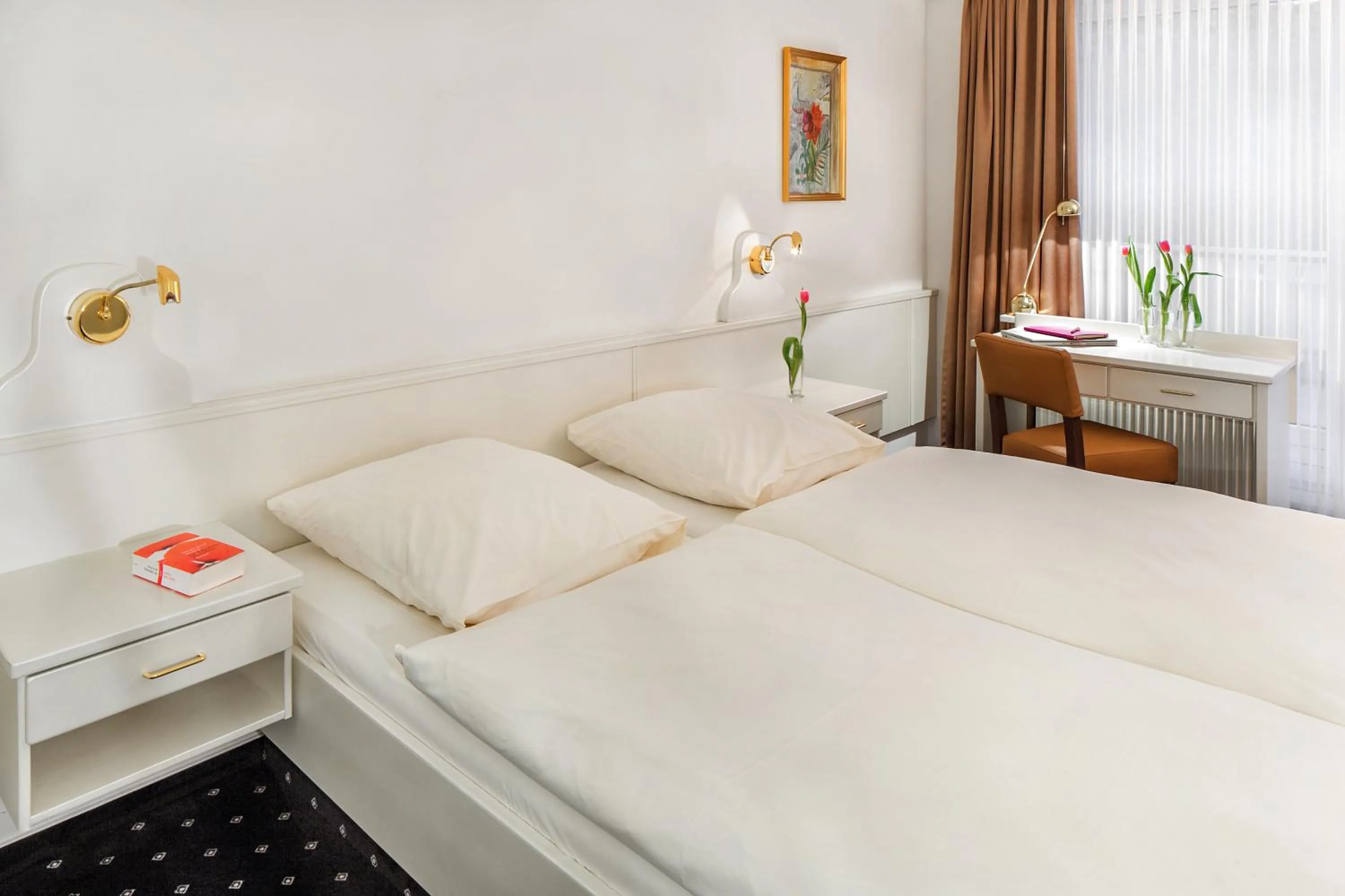 Photo of the whole room, Bed in Der Kronprinz