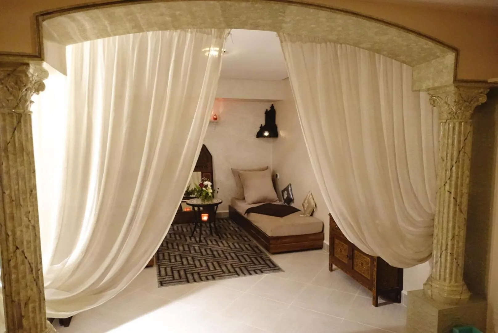 Massage, Bed in Aparthotel Les Oliviers Suites & Spa