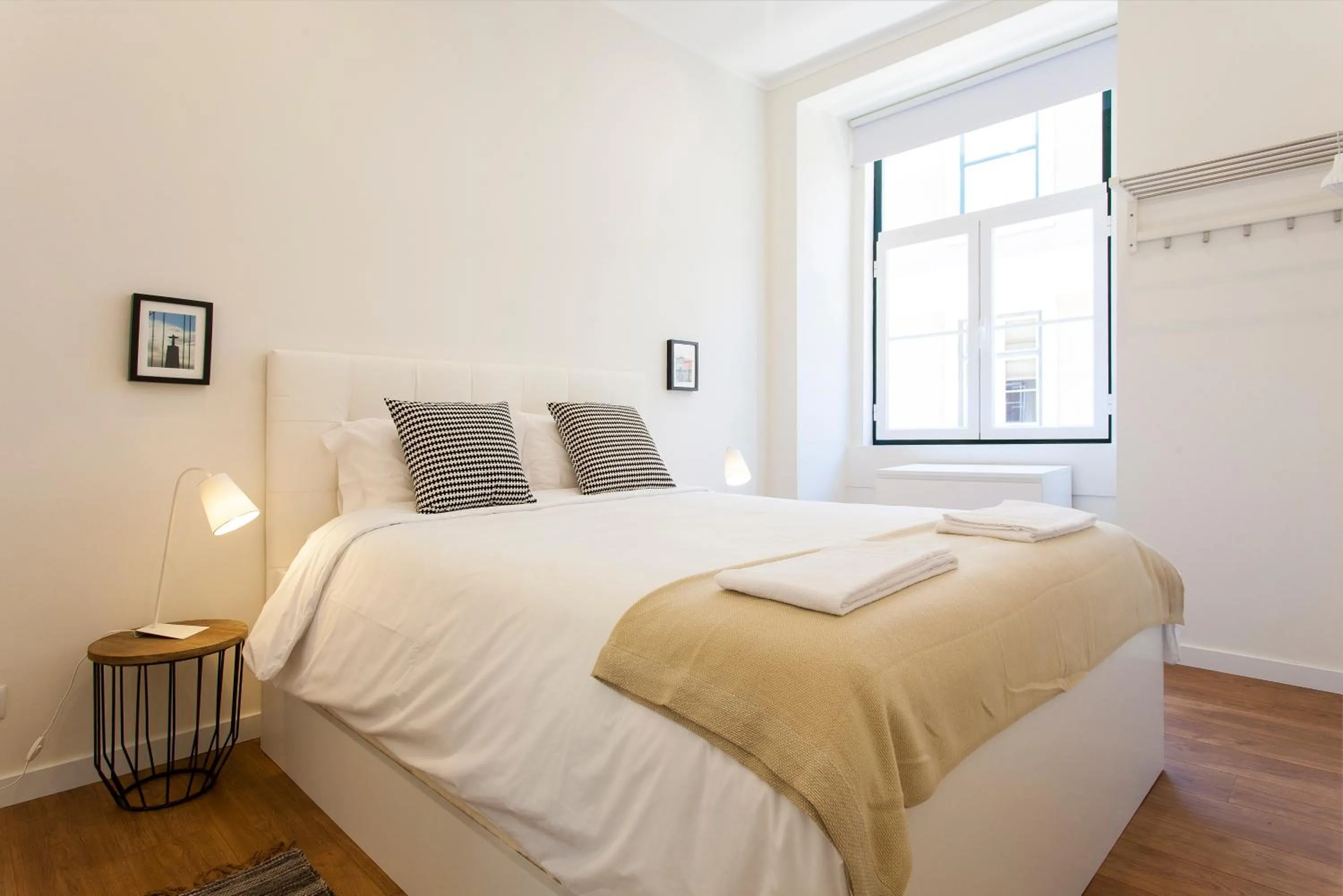 Bedroom, Bed in Central Downtown by Central Hill Apartments