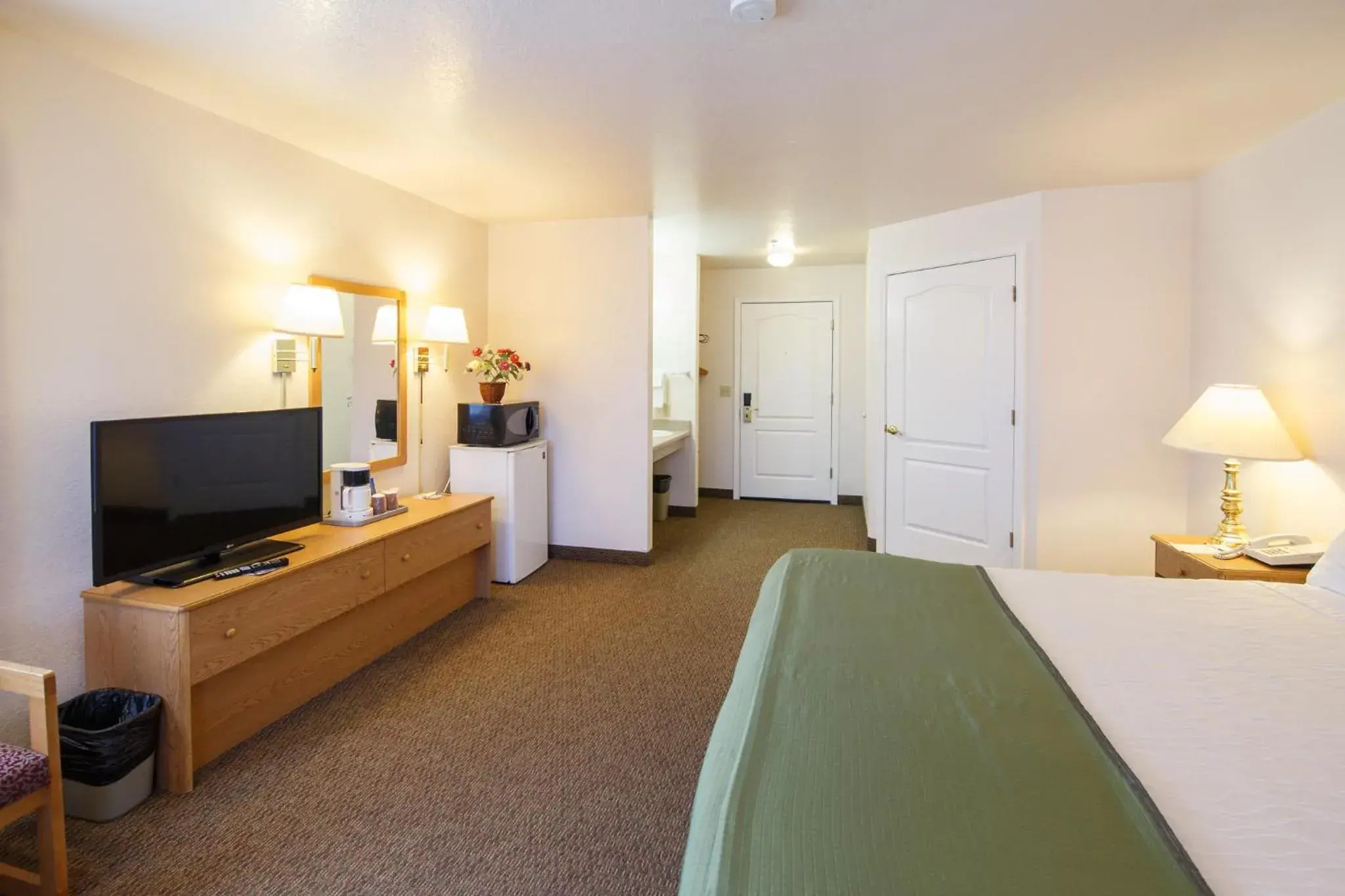 TV and multimedia, Bed in Murphys Inn Motel TV and multimedia, Bed in Murphys Inn Motel