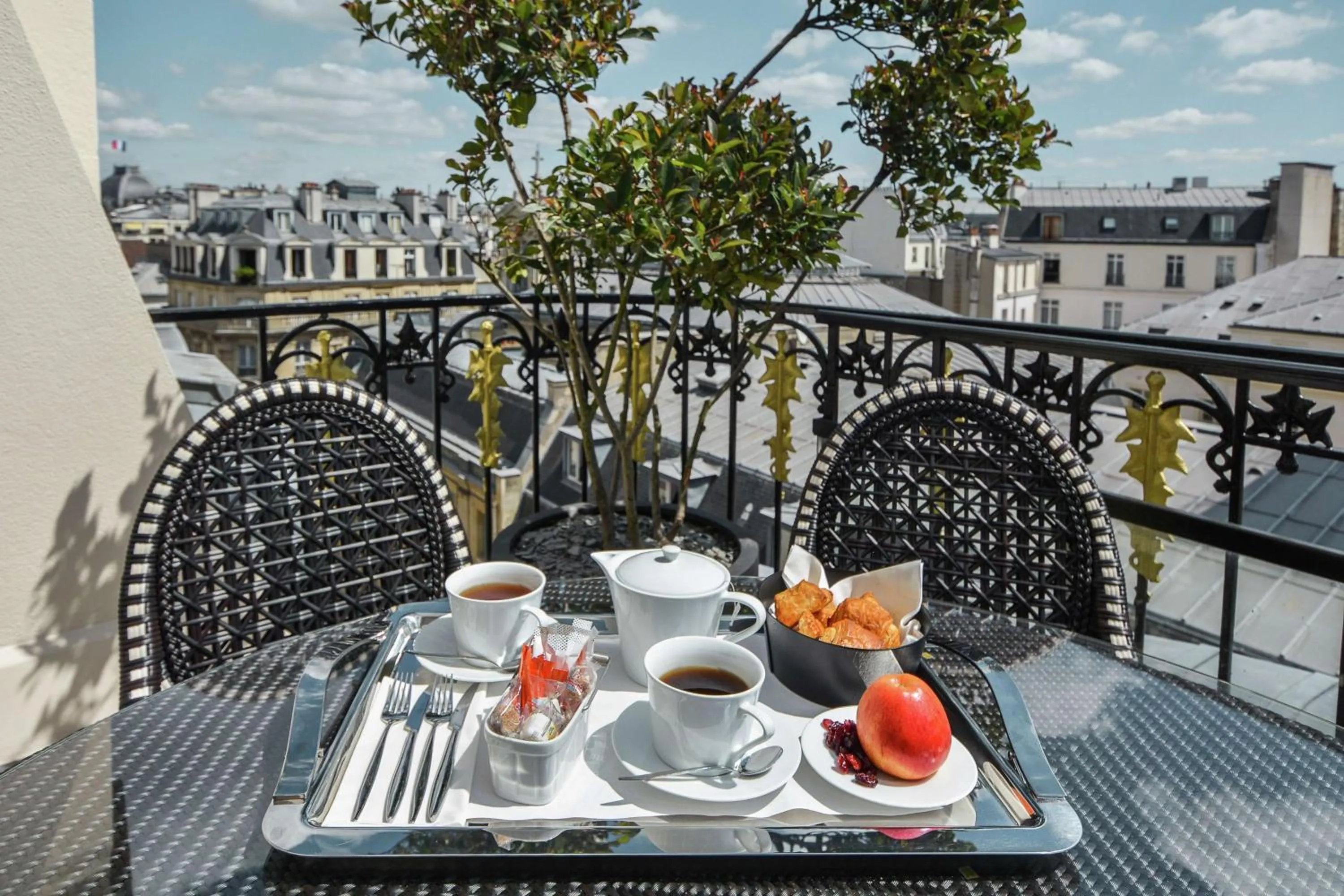 Coffee/tea facilities in Maison Astor Paris, Curio Collection by Hilton