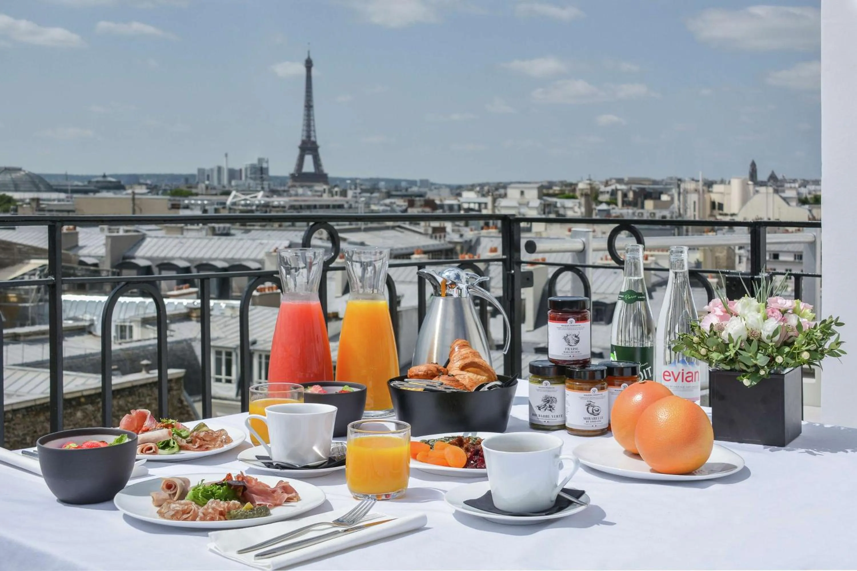 Restaurant/places to eat in Maison Astor Paris, Curio Collection by Hilton