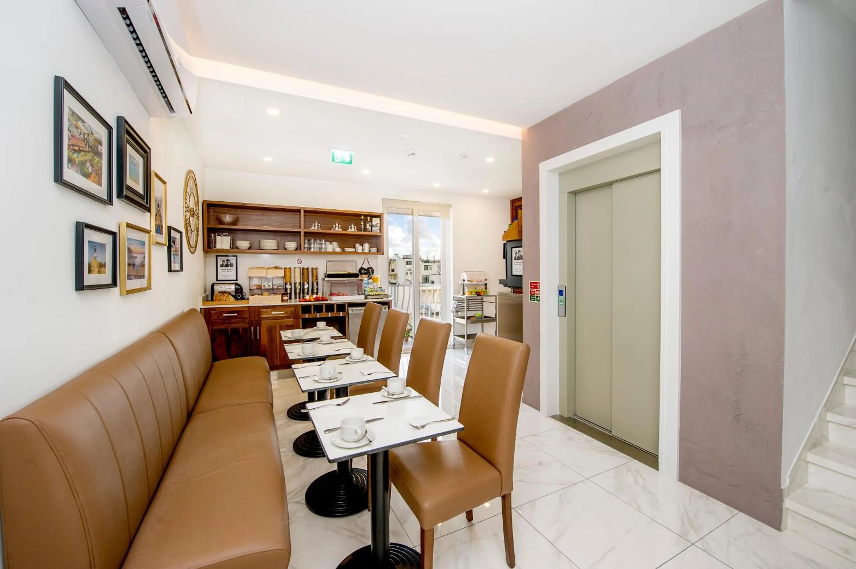 Communal kitchen in South Wind Guesthouse