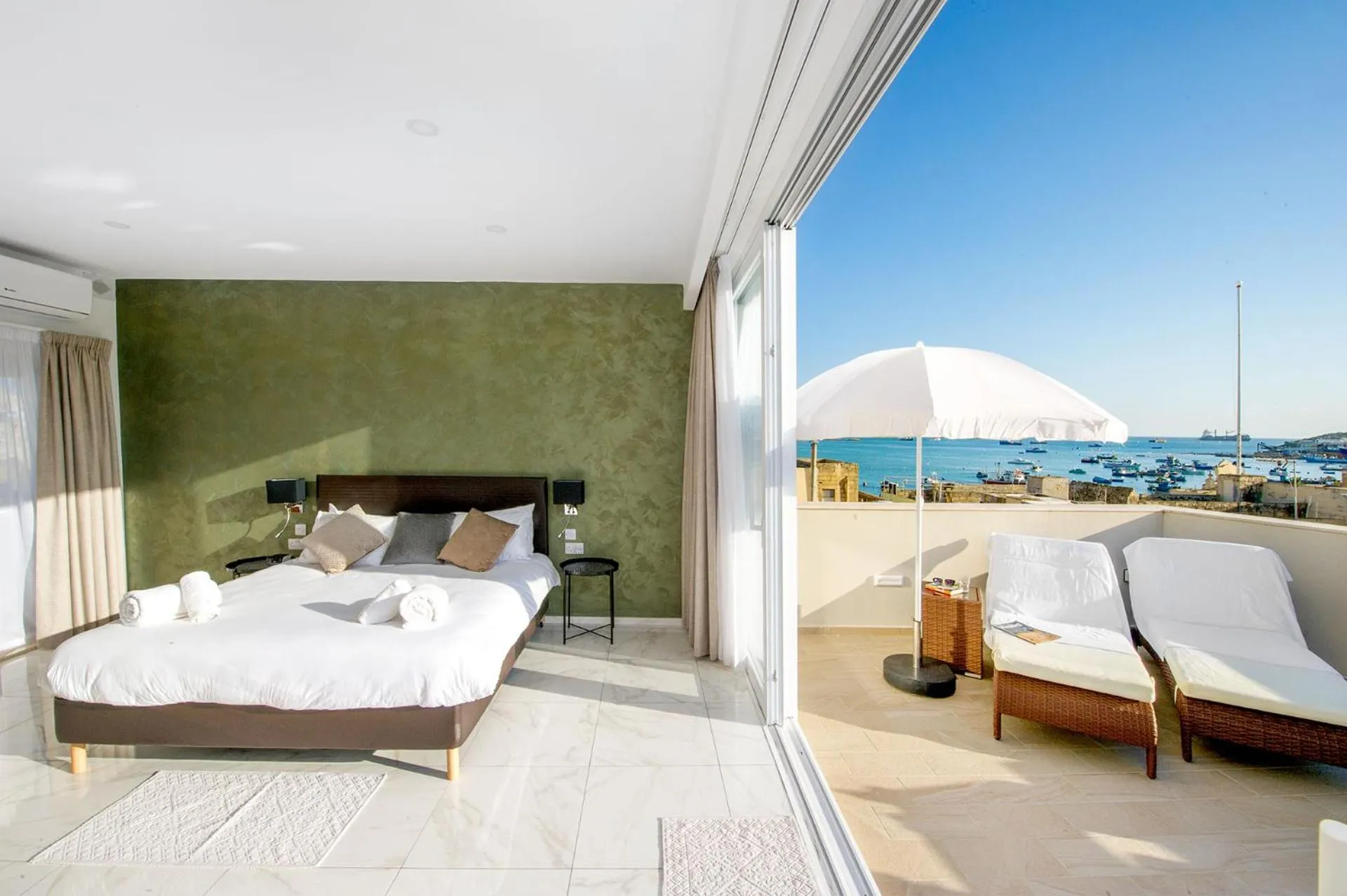 Balcony/Terrace, Bed in South Wind Guesthouse