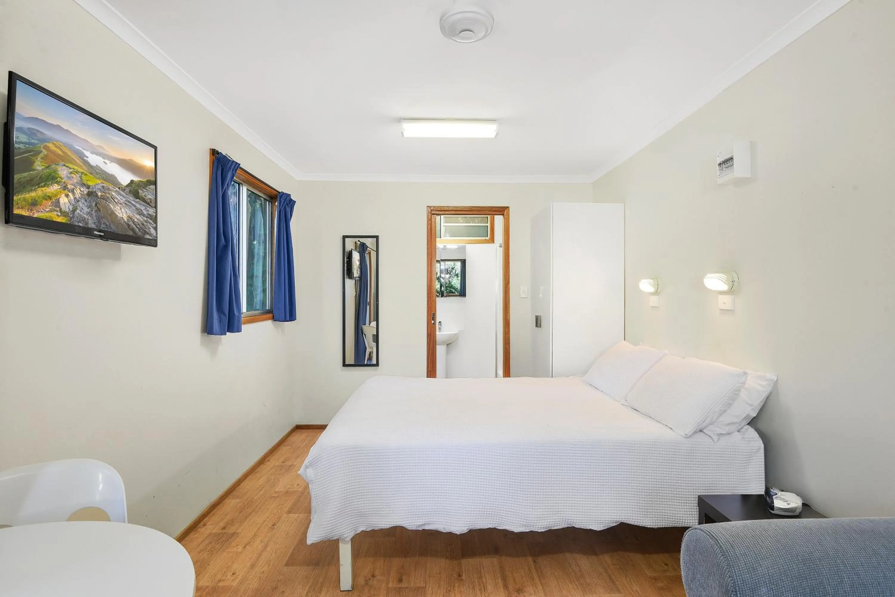 Bedroom, Bed in Flynns Beach Caravan Park