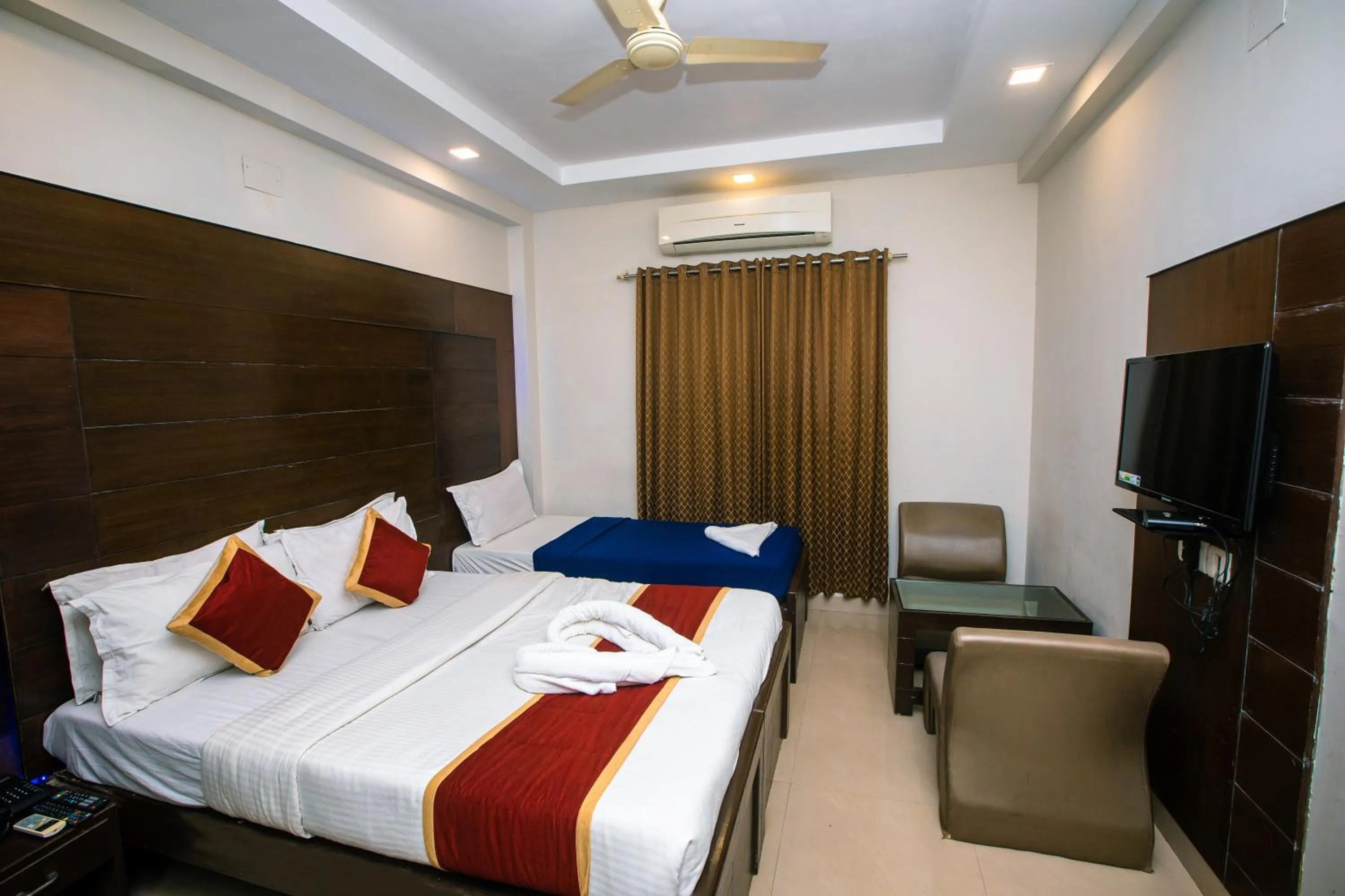 Communal lounge/ TV room, Bed in Orion Residency Hotel Near Chennai Central Railway Station