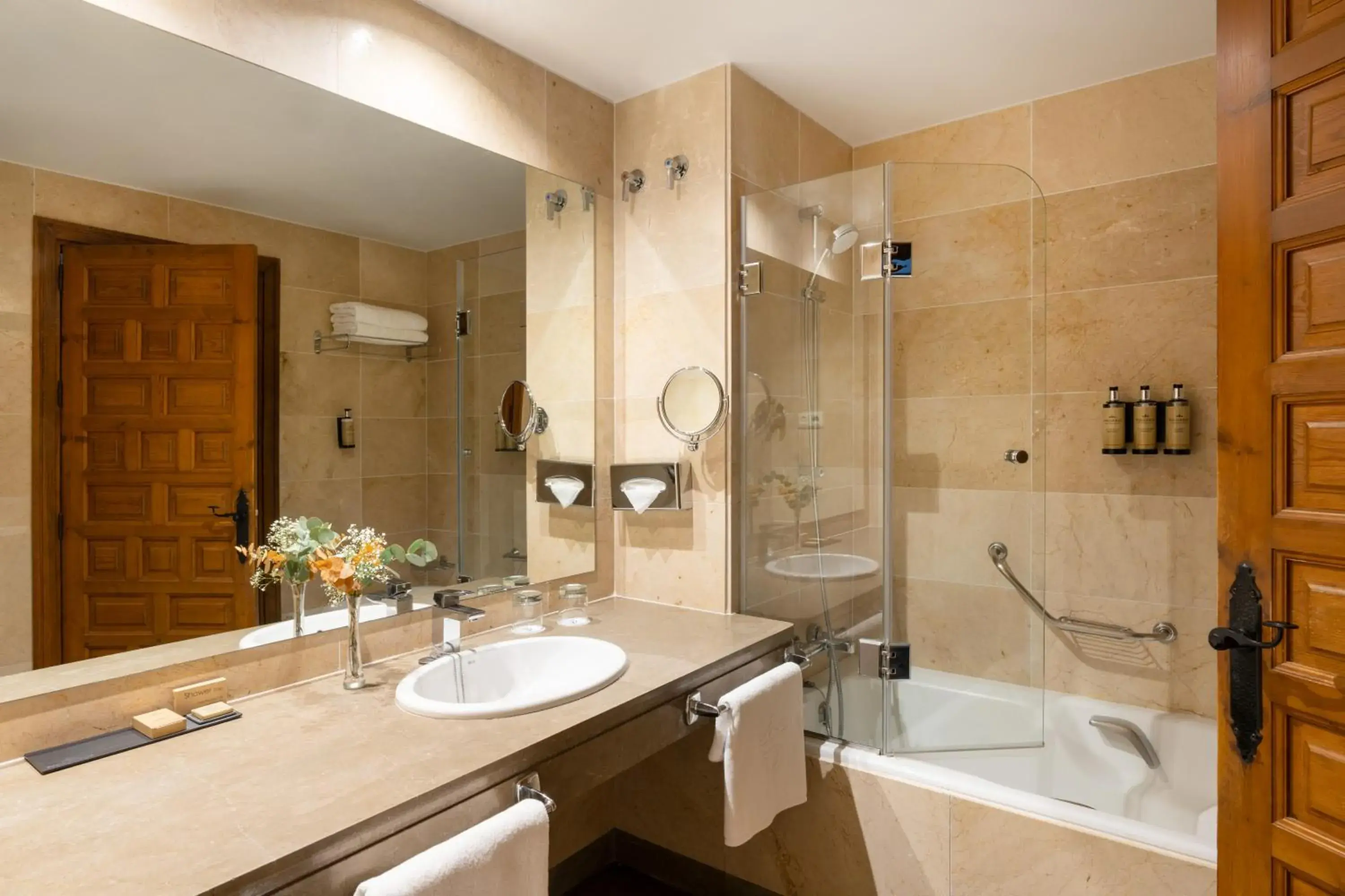 Double Standar Room (2 Adults + 1 Child) in Parador de Málaga Gibralfaro Double Standar Room (2 Adults + 1 Child) in Parador de Málaga Gibralfaro