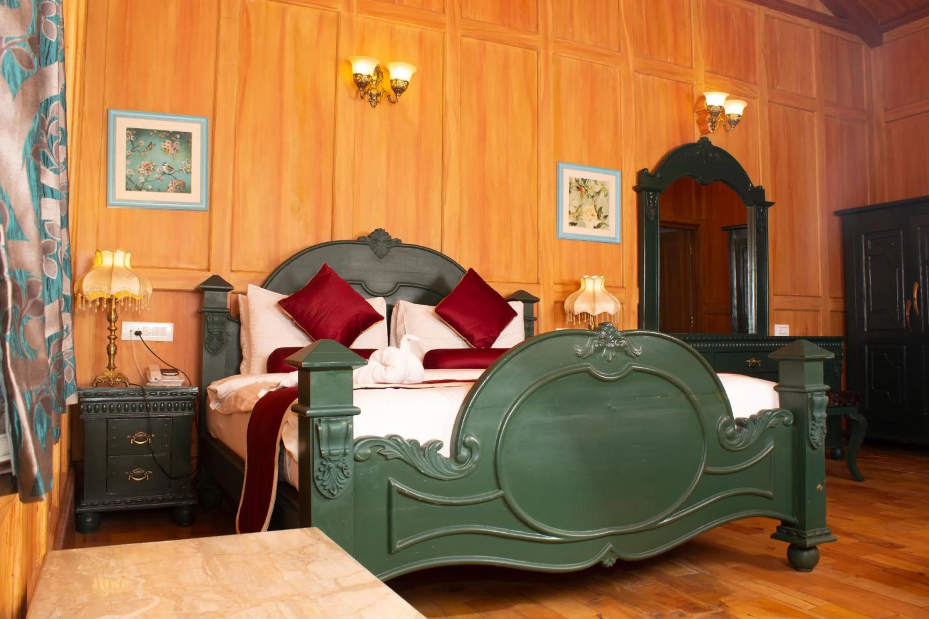 Living room, Bed in West Downs - The Heritage Resort