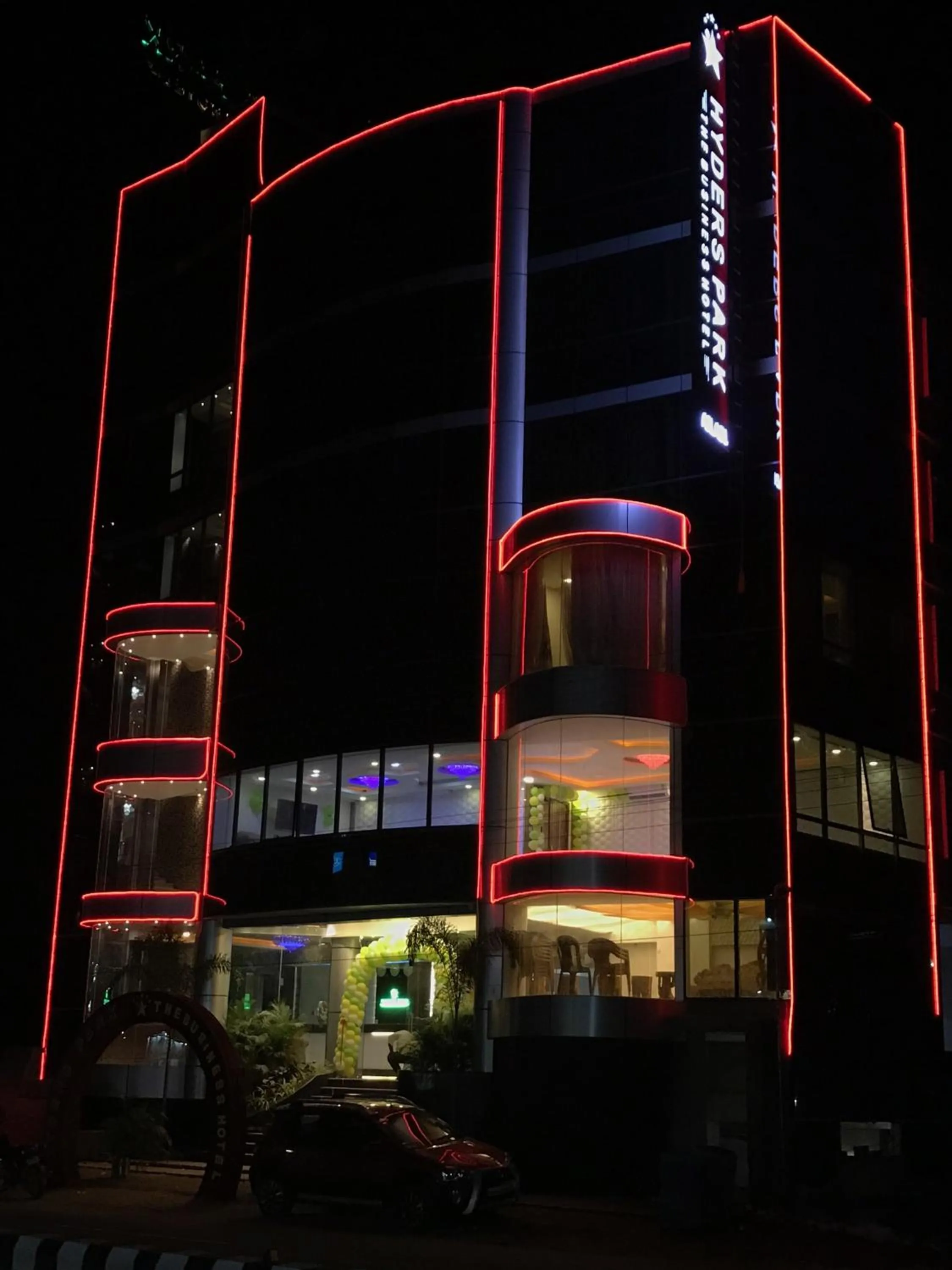 Facade/entrance in Hyders Park The Business Hotel