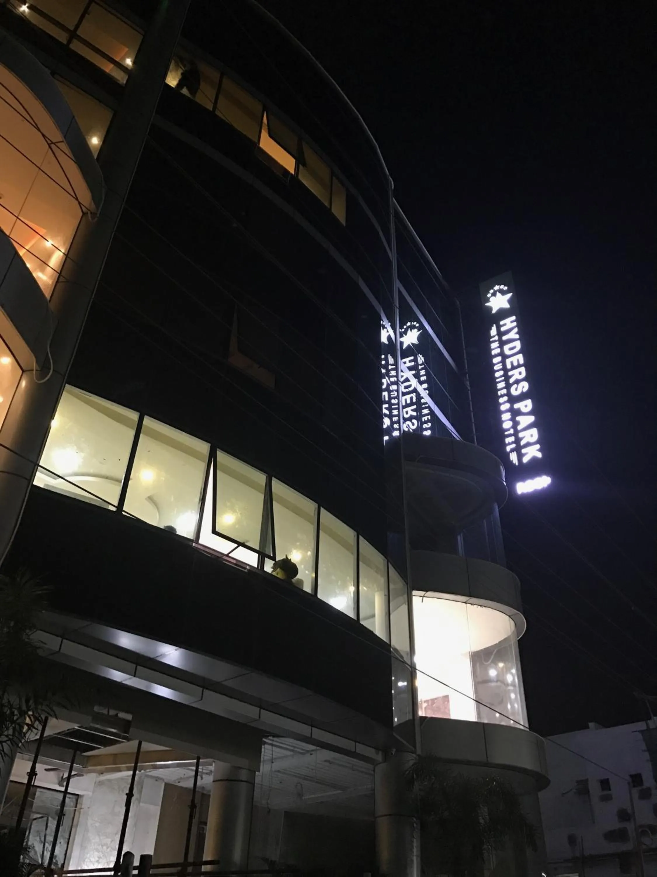 Facade/entrance in Hyders Park The Business Hotel