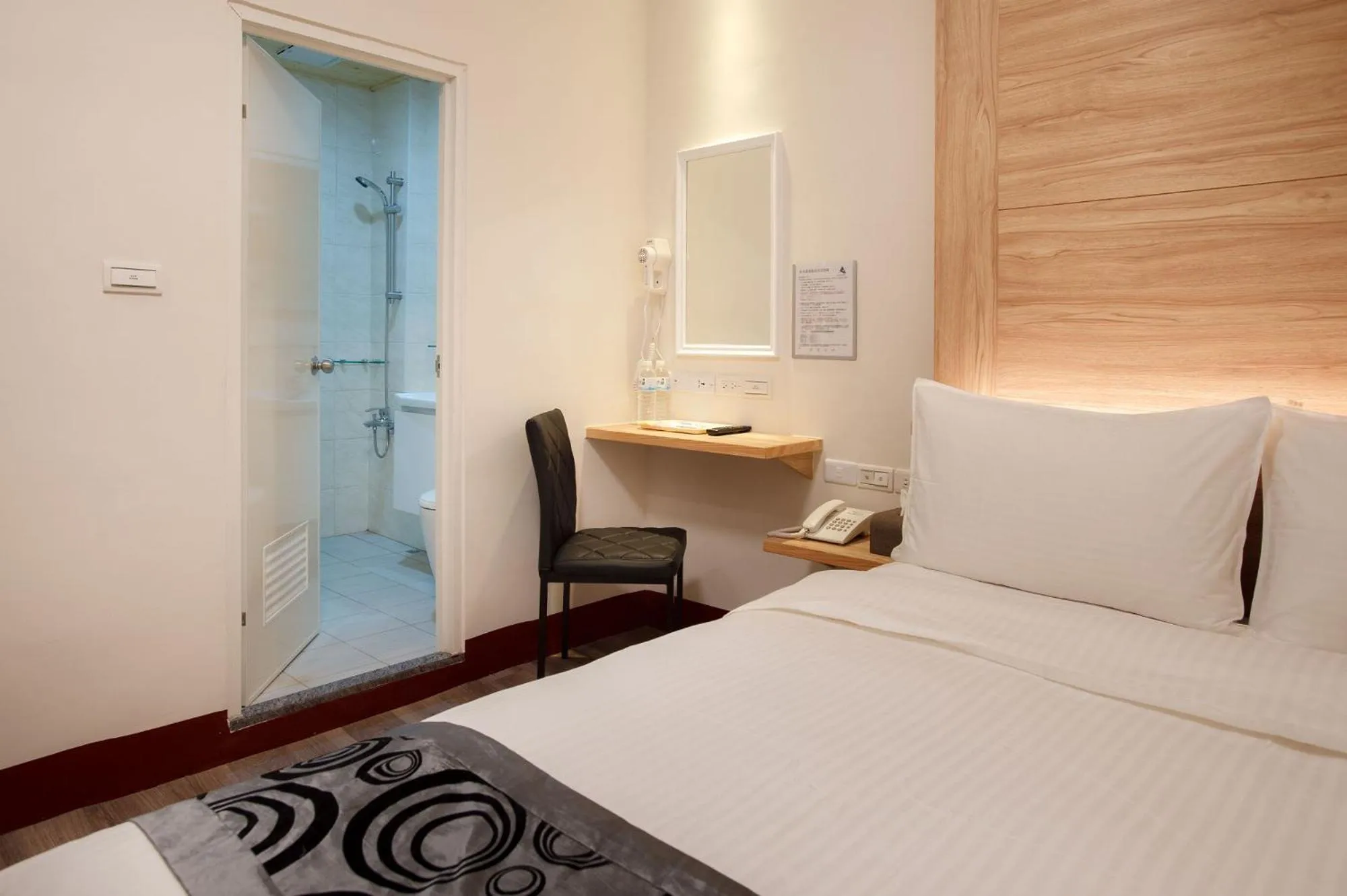 Bathroom, Bed in Shan Shui Hostel