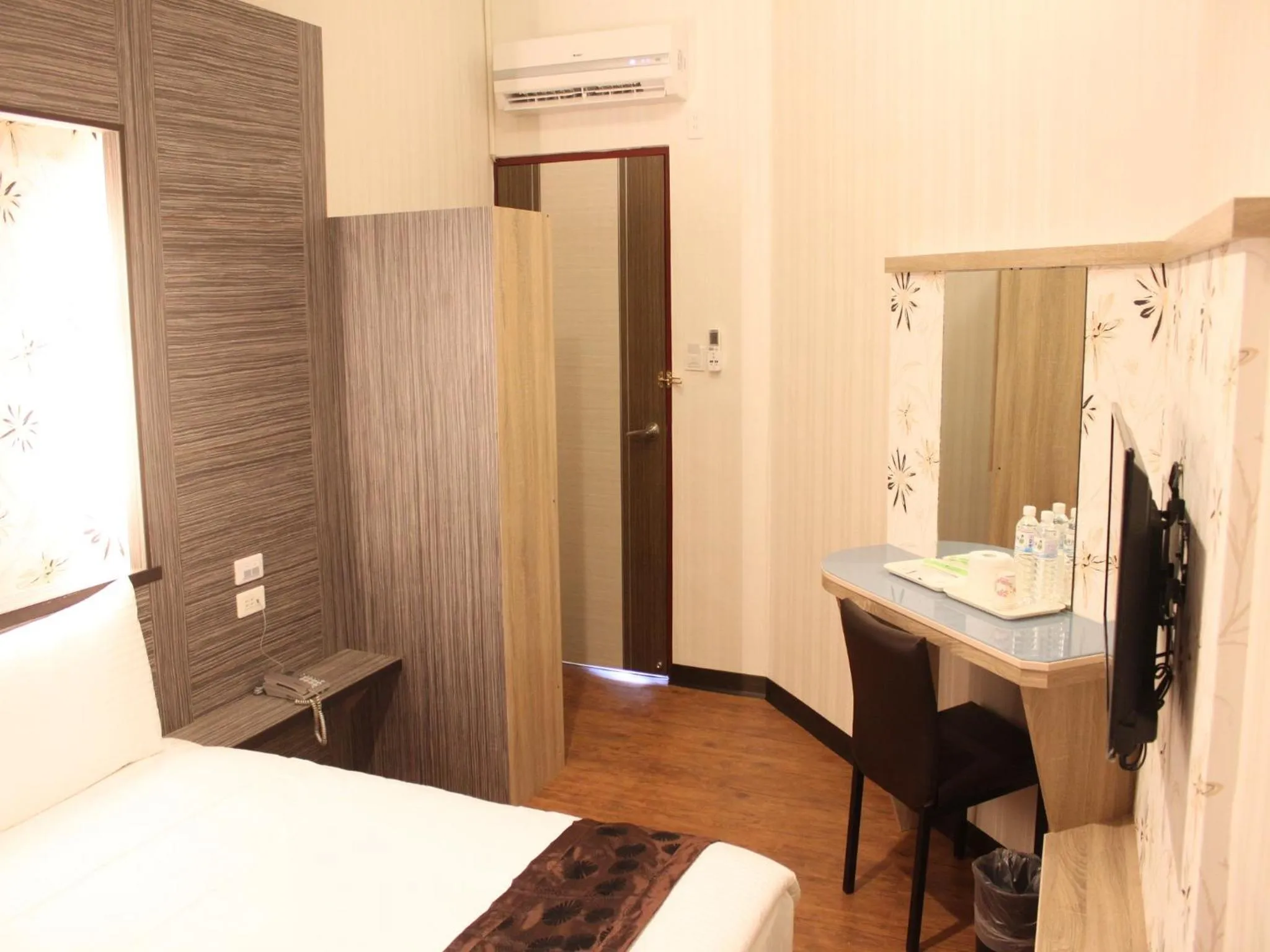 Photo of the whole room, Bed in Shan Shui Hostel