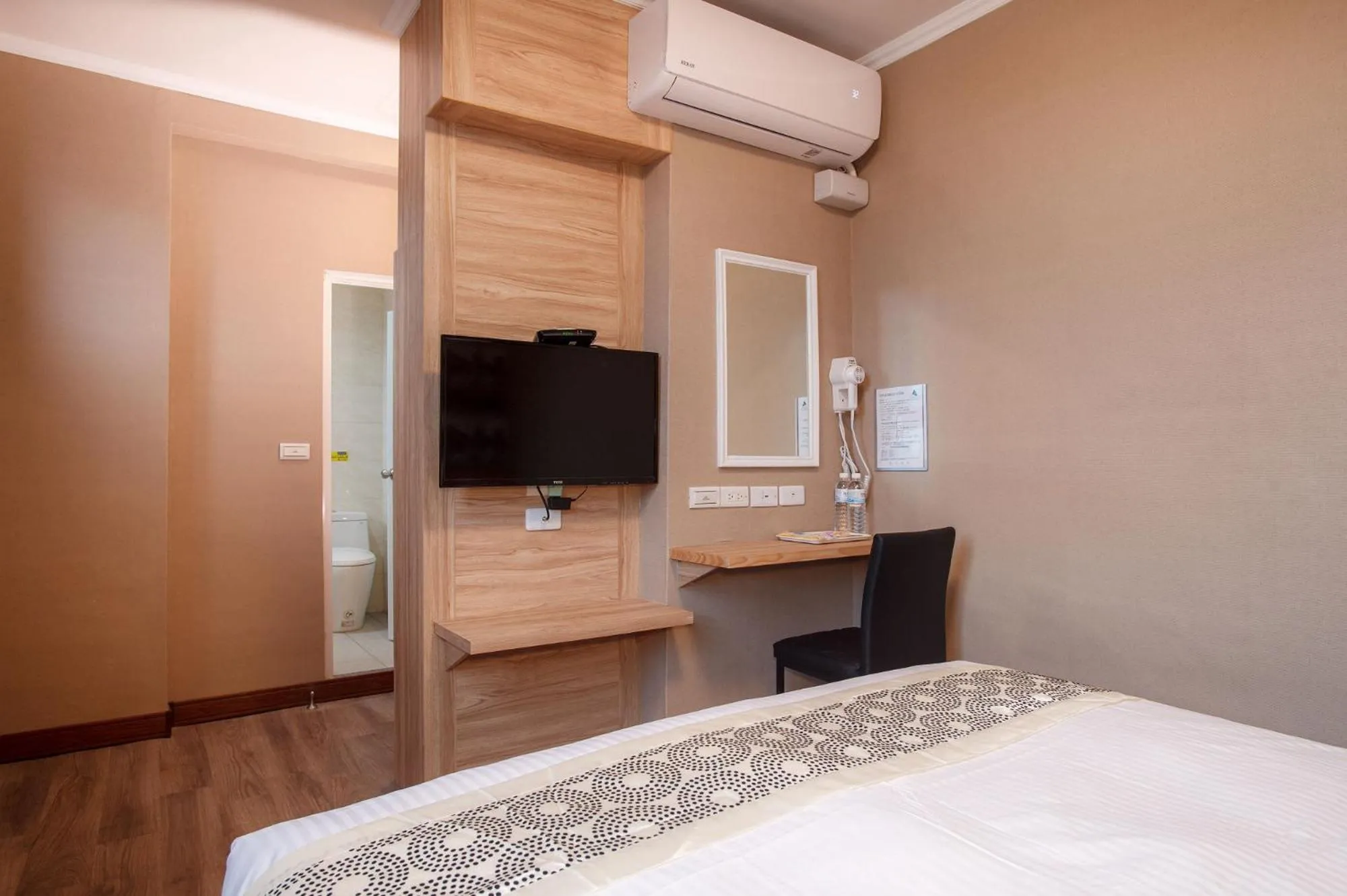 Bathroom, Bed in Shan Shui Hostel