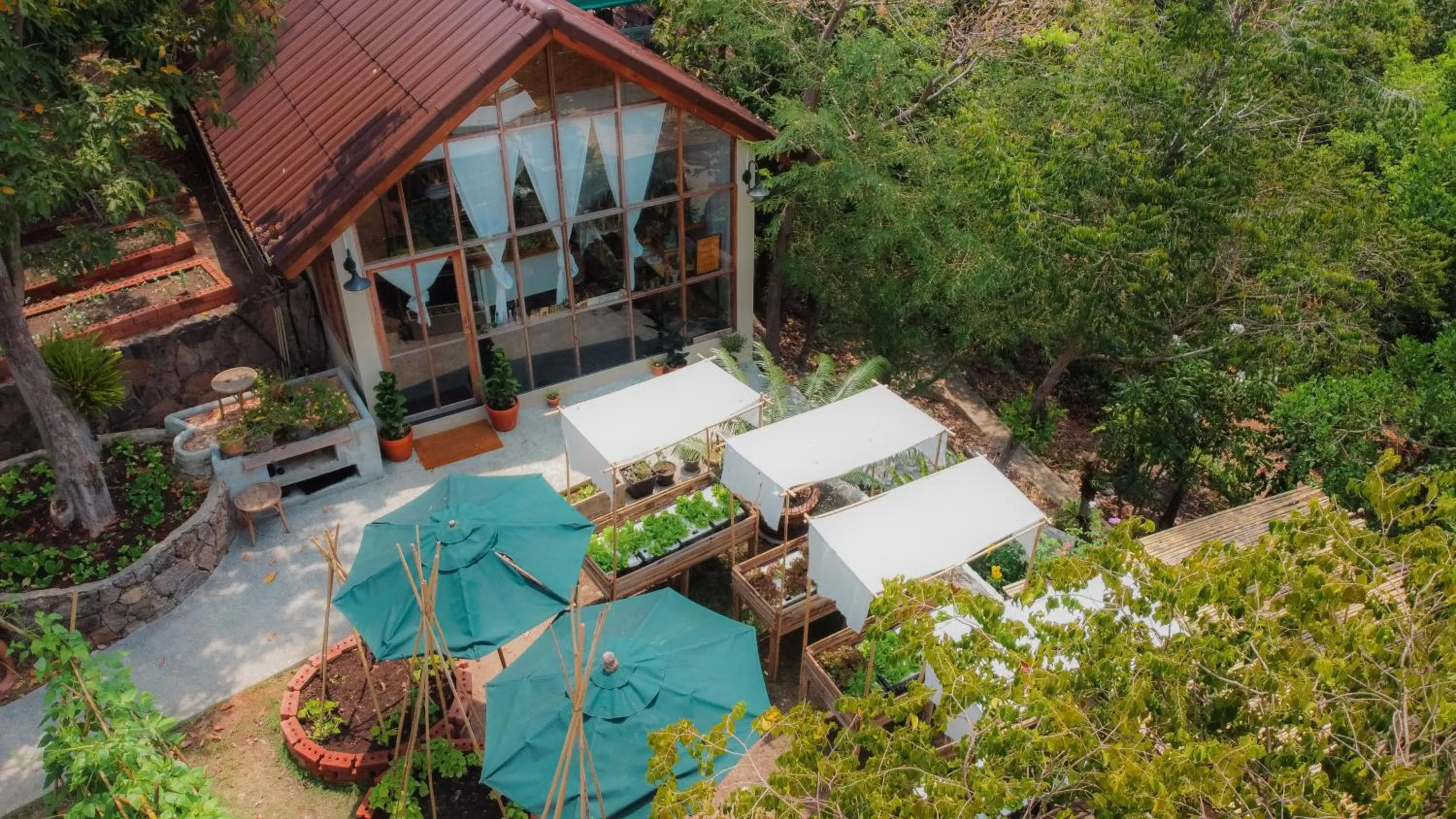 Garden in Baan Talay Resort & Yoga