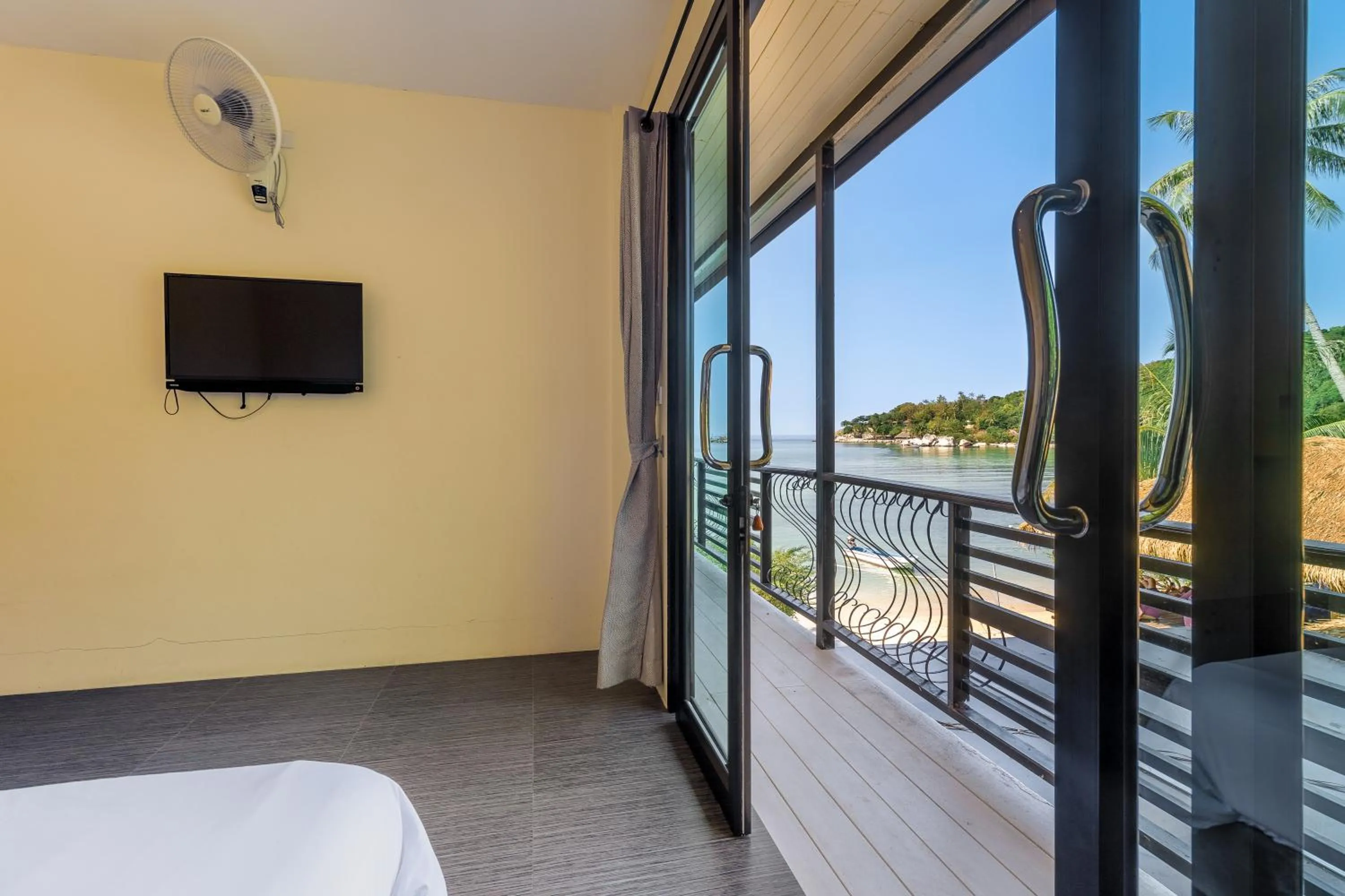 TV and multimedia in New Heaven Dive School and Resort