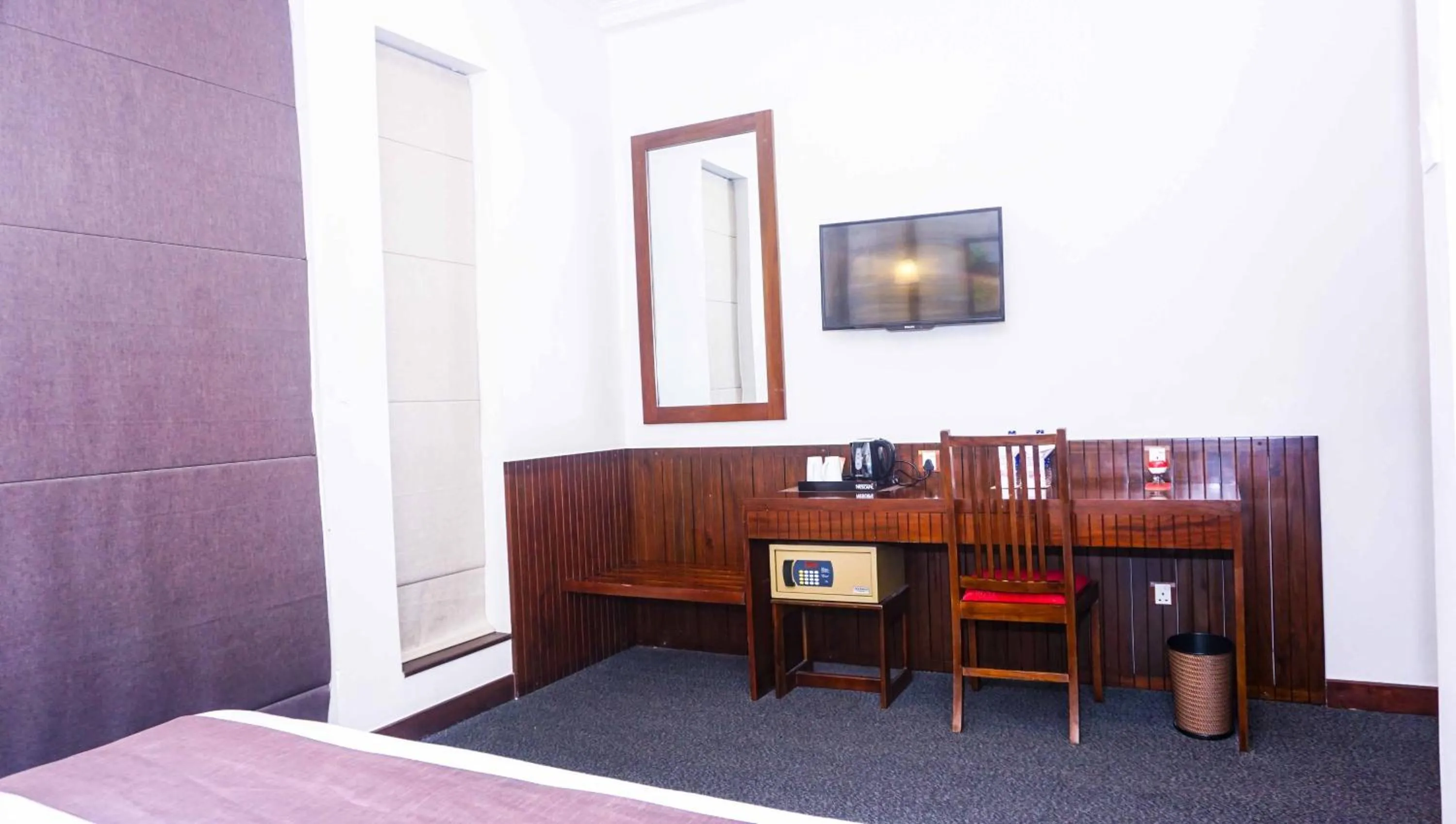 TV and multimedia in Hotel Nippon Colombo