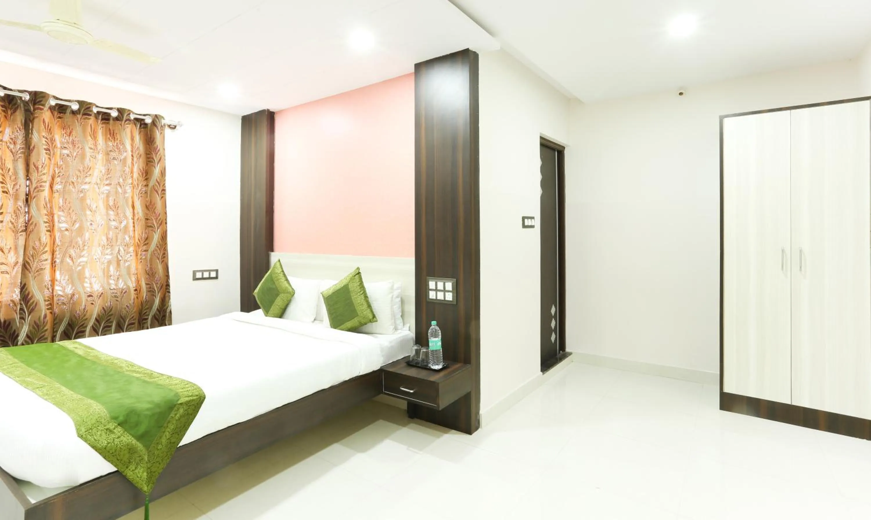 Bed in Hotel Habitat Comforts