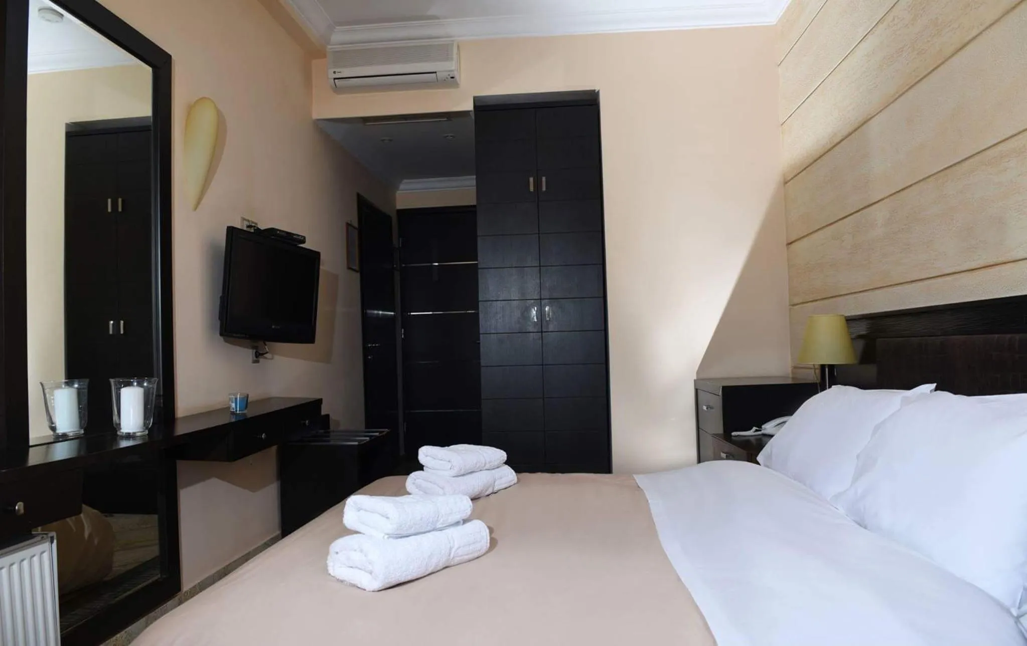 Photo of the whole room, Bed in Aktis Hotel