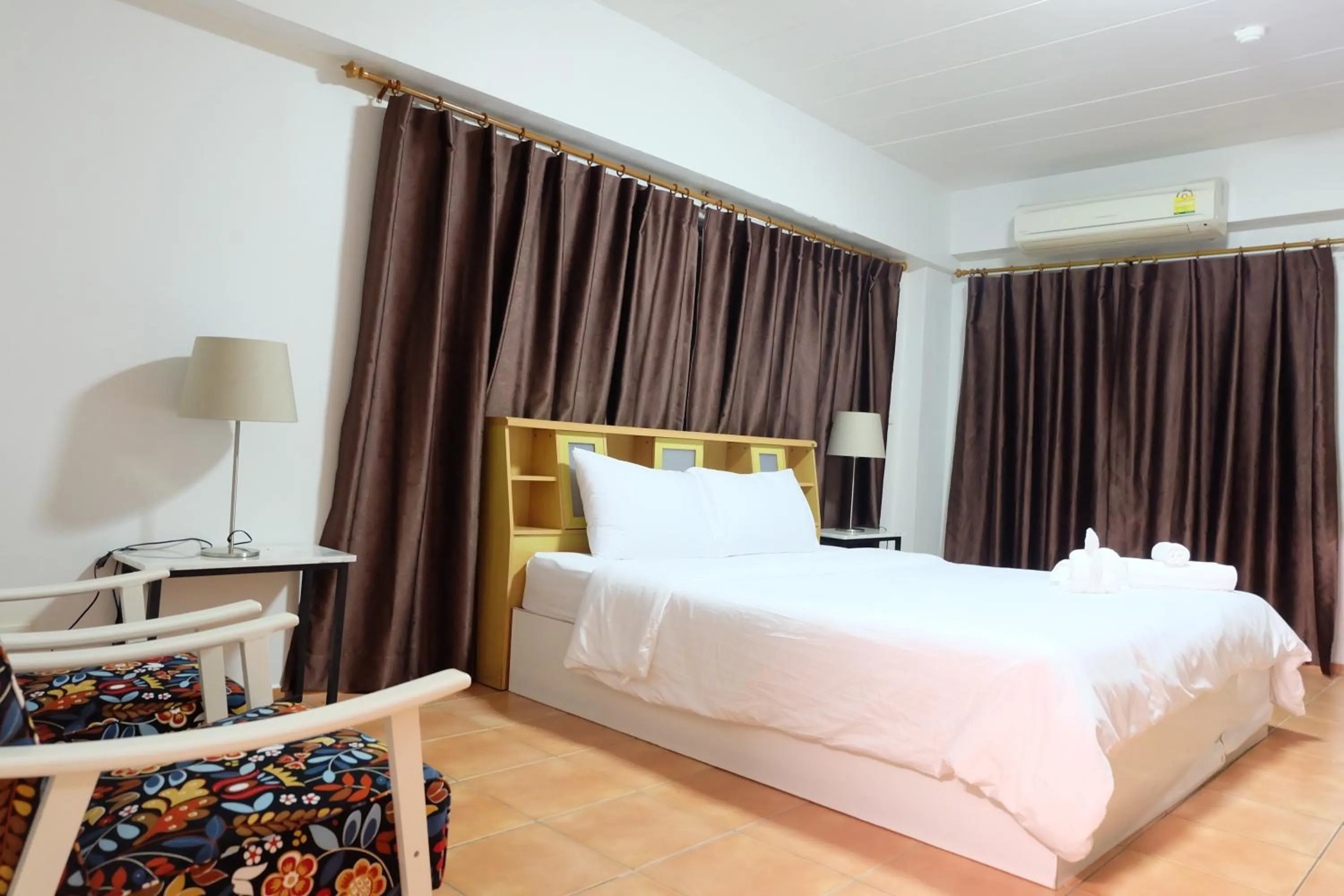 Photo of the whole room, Bed in Lomsabai Apartments