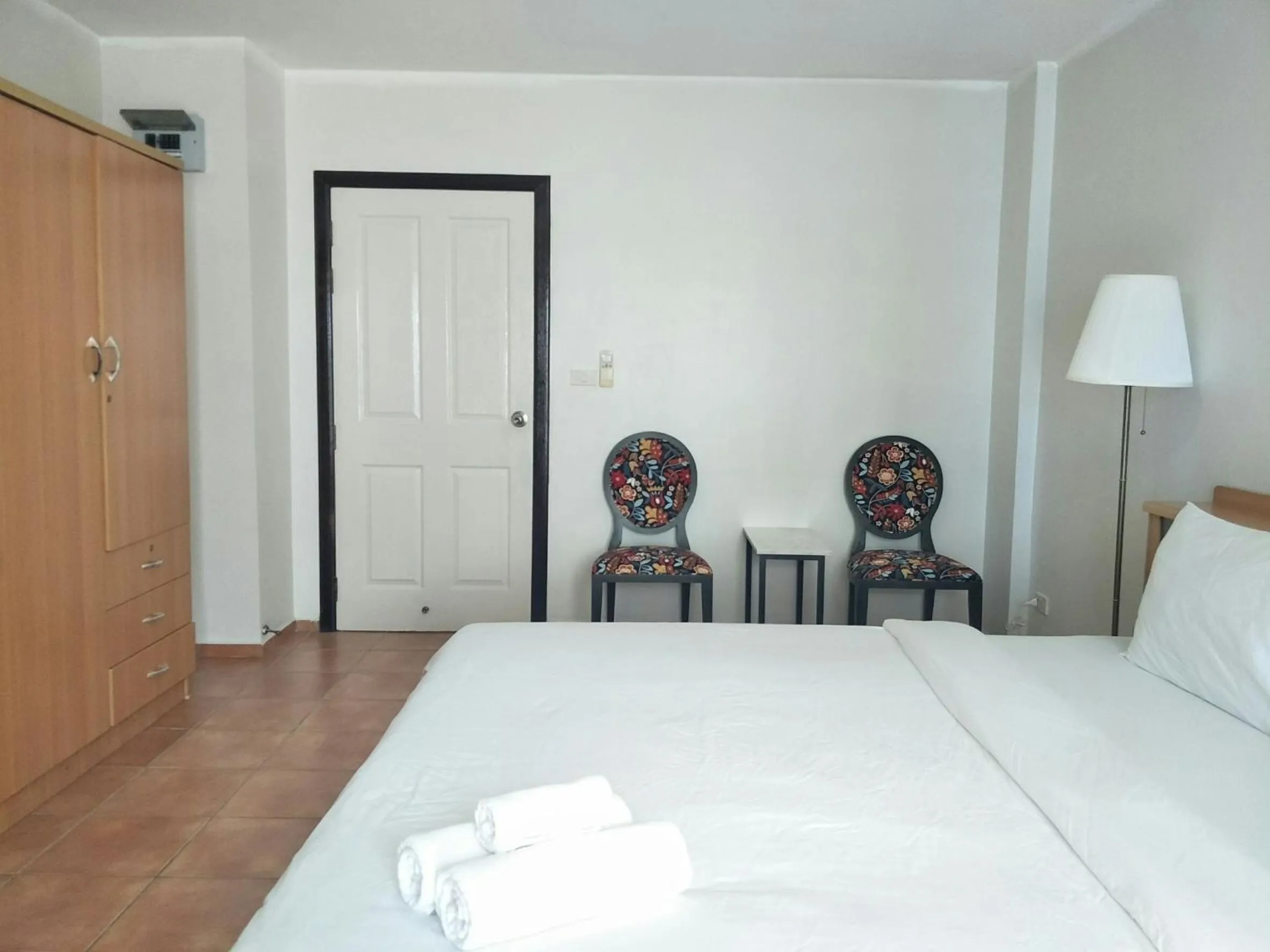 Bedroom, Bed in Lomsabai Apartments