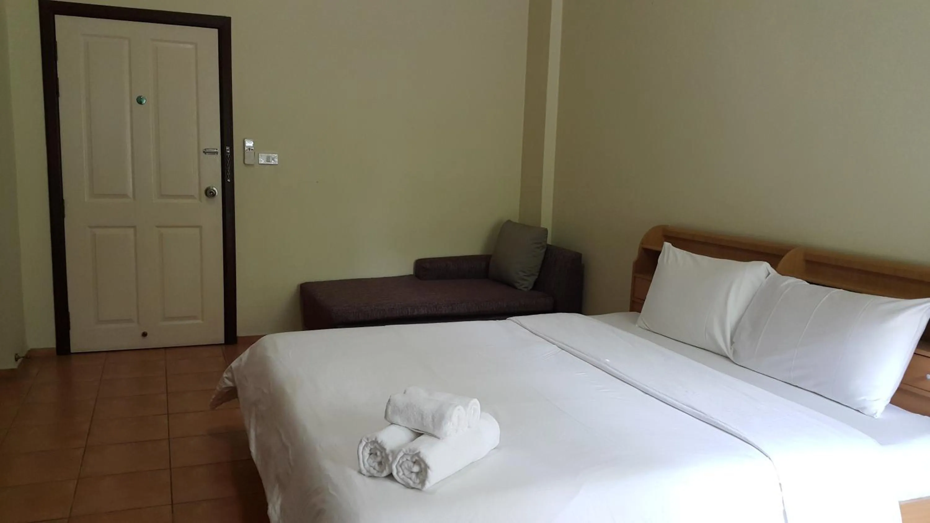 Decorative detail, Bed in Lomsabai Apartments