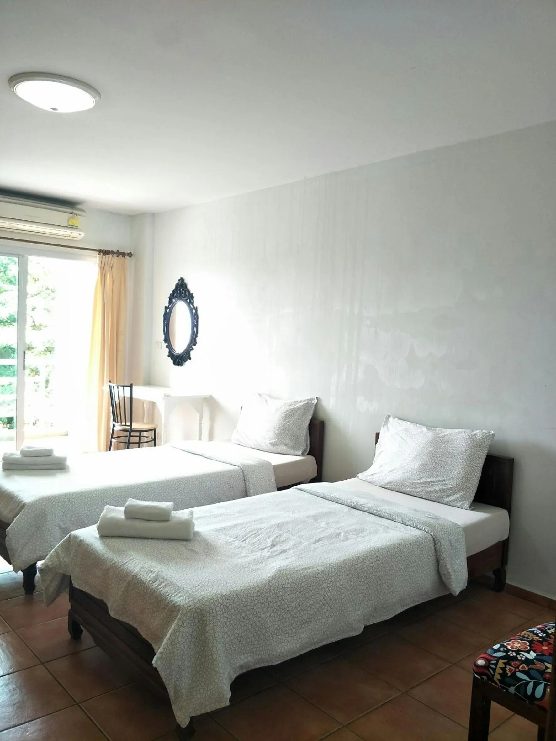 Bed in Lomsabai Apartments