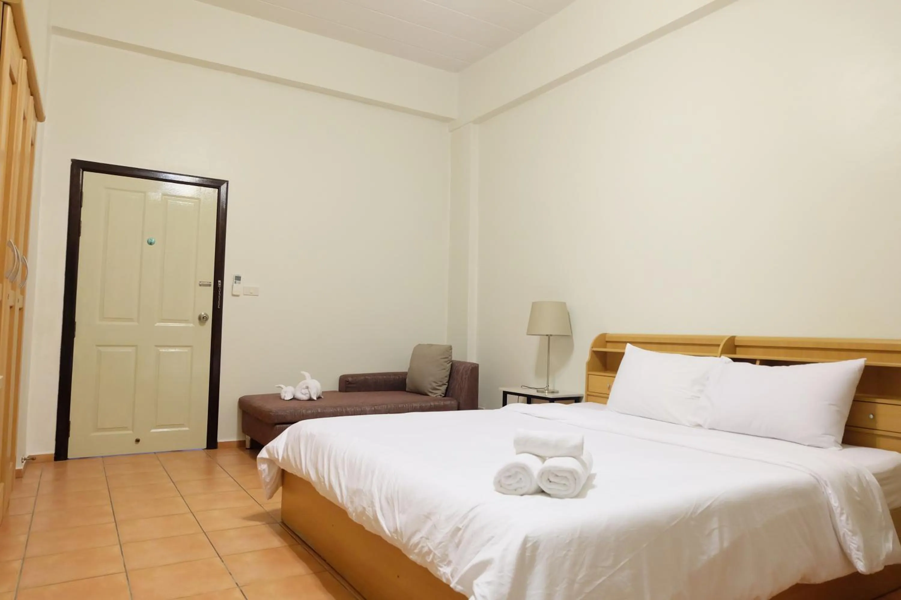 Photo of the whole room, Bed in Lomsabai Apartments