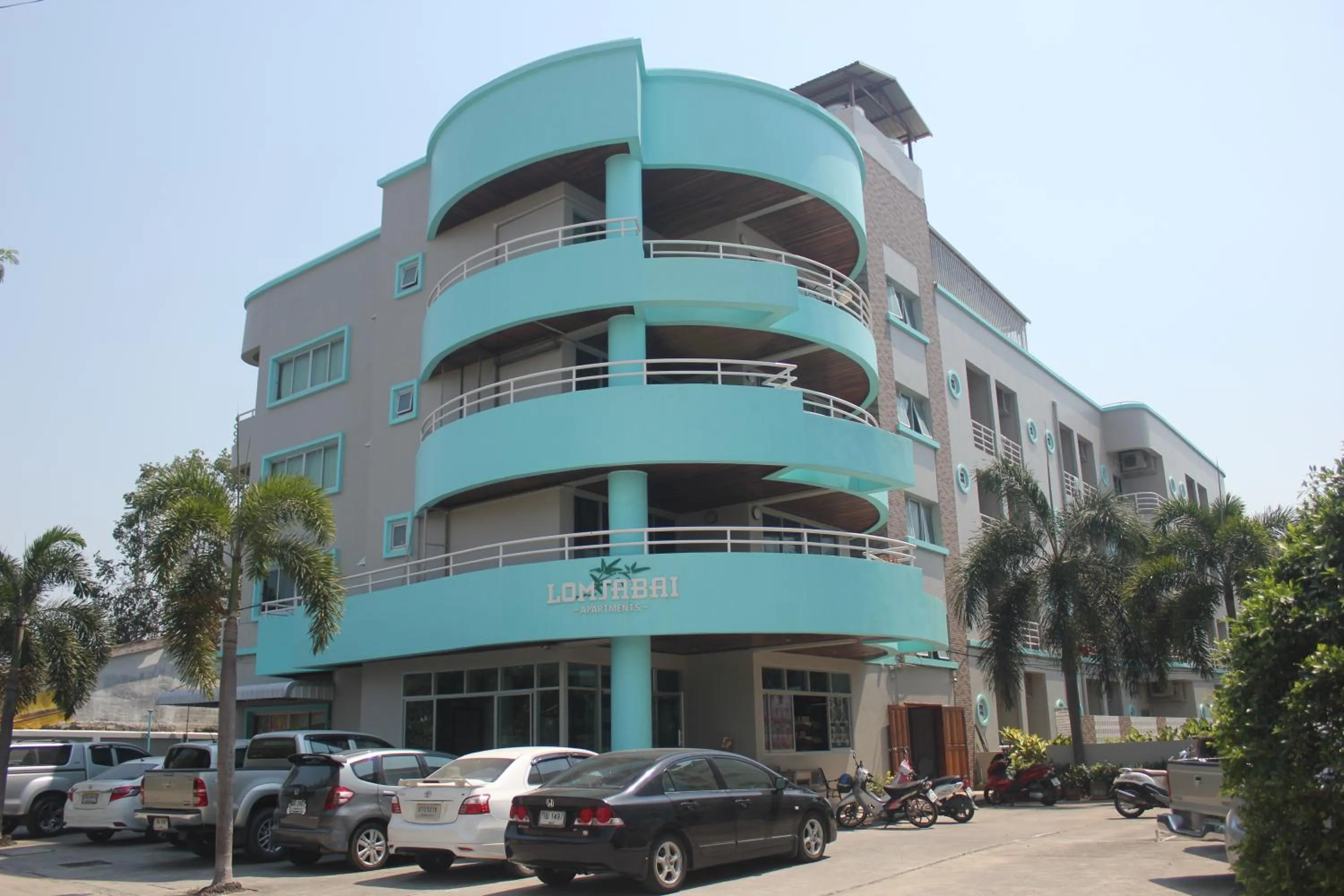 Facade/entrance in Lomsabai Apartments