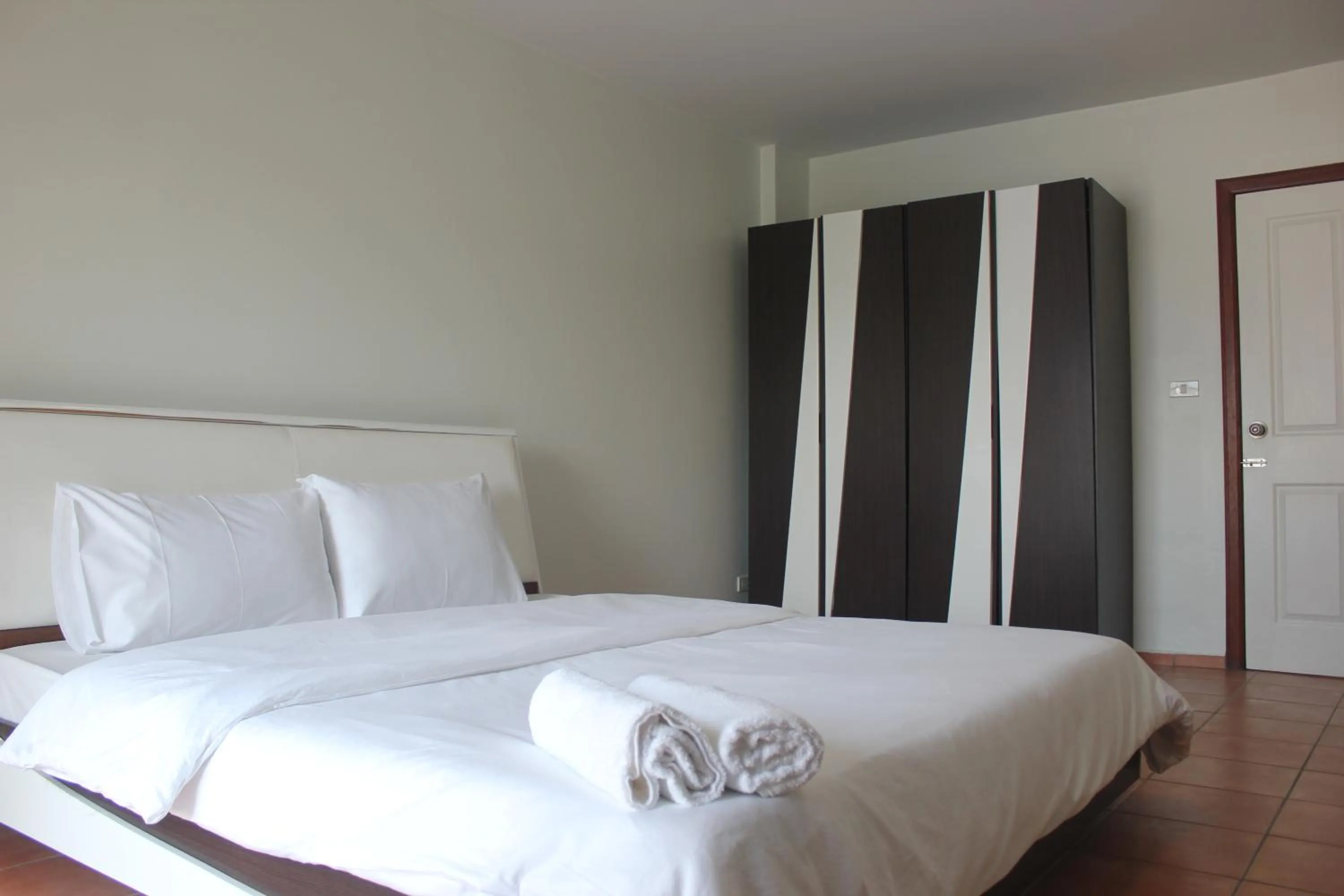 Bed in Lomsabai Apartments