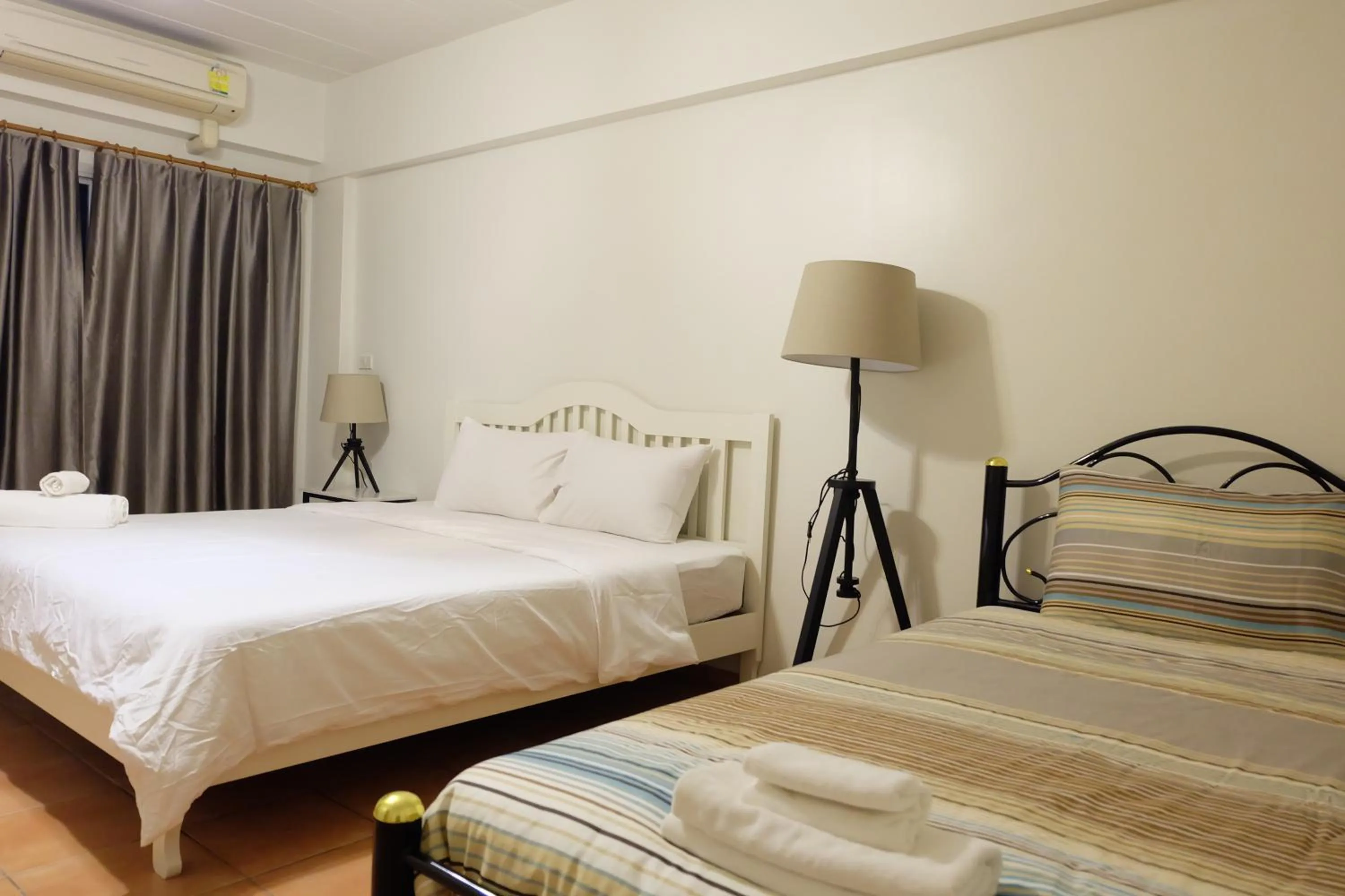 Bed in Lomsabai Apartments