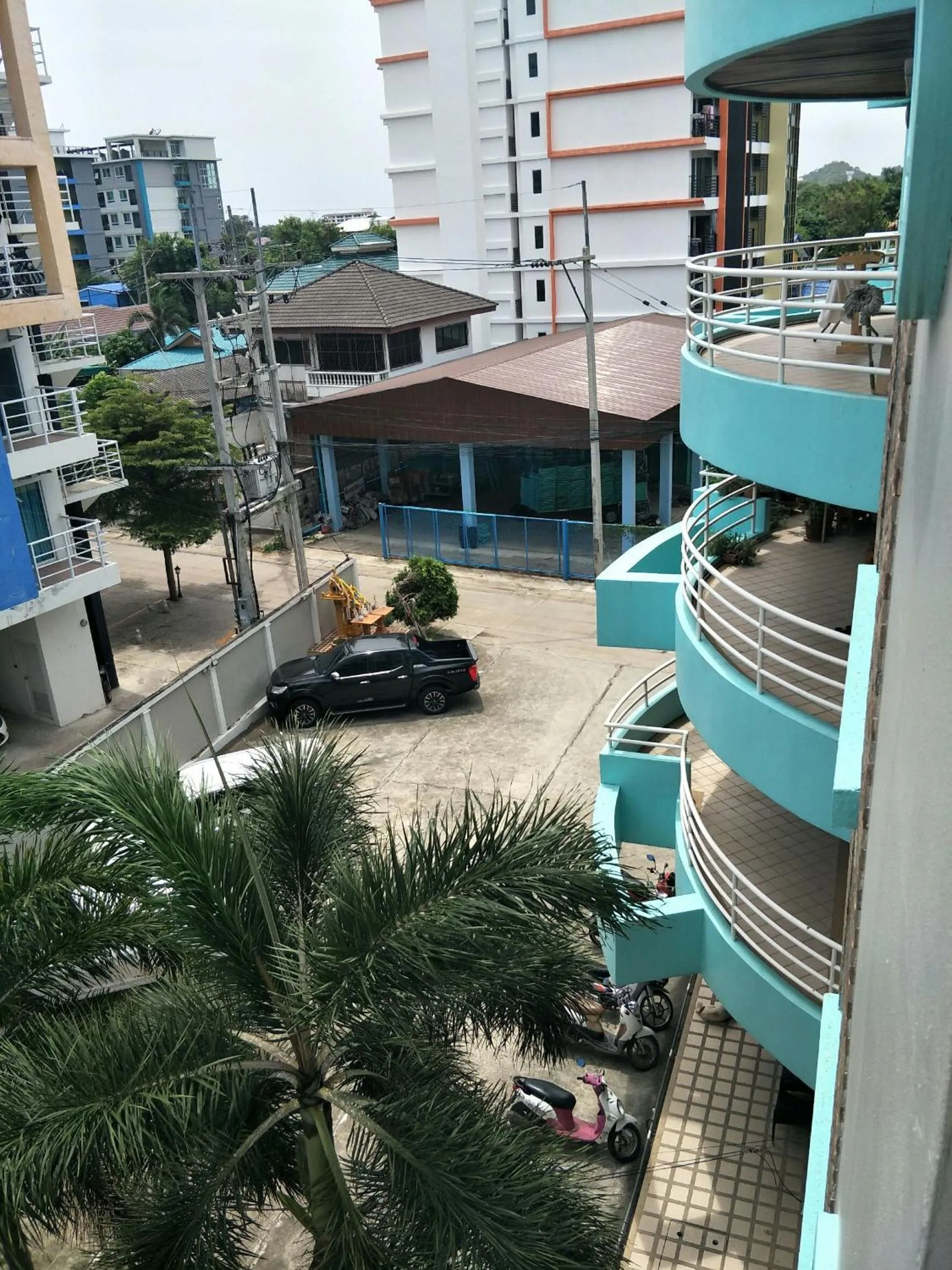 Street view in Lomsabai Apartments