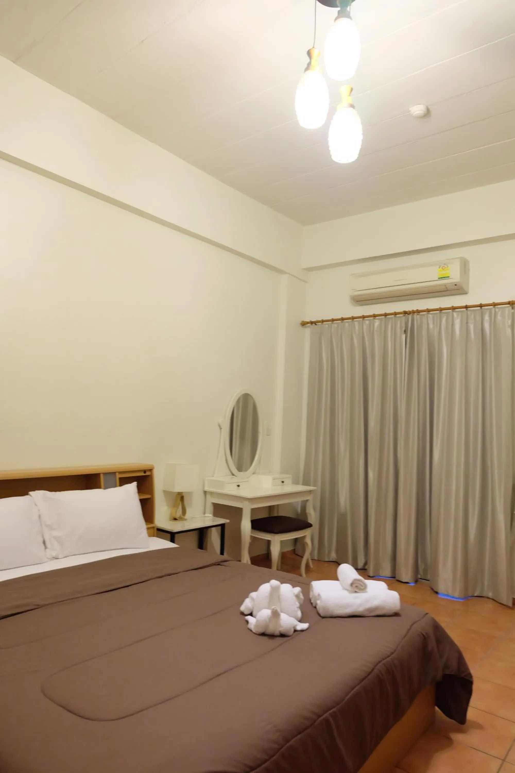 Bed in Lomsabai Apartments