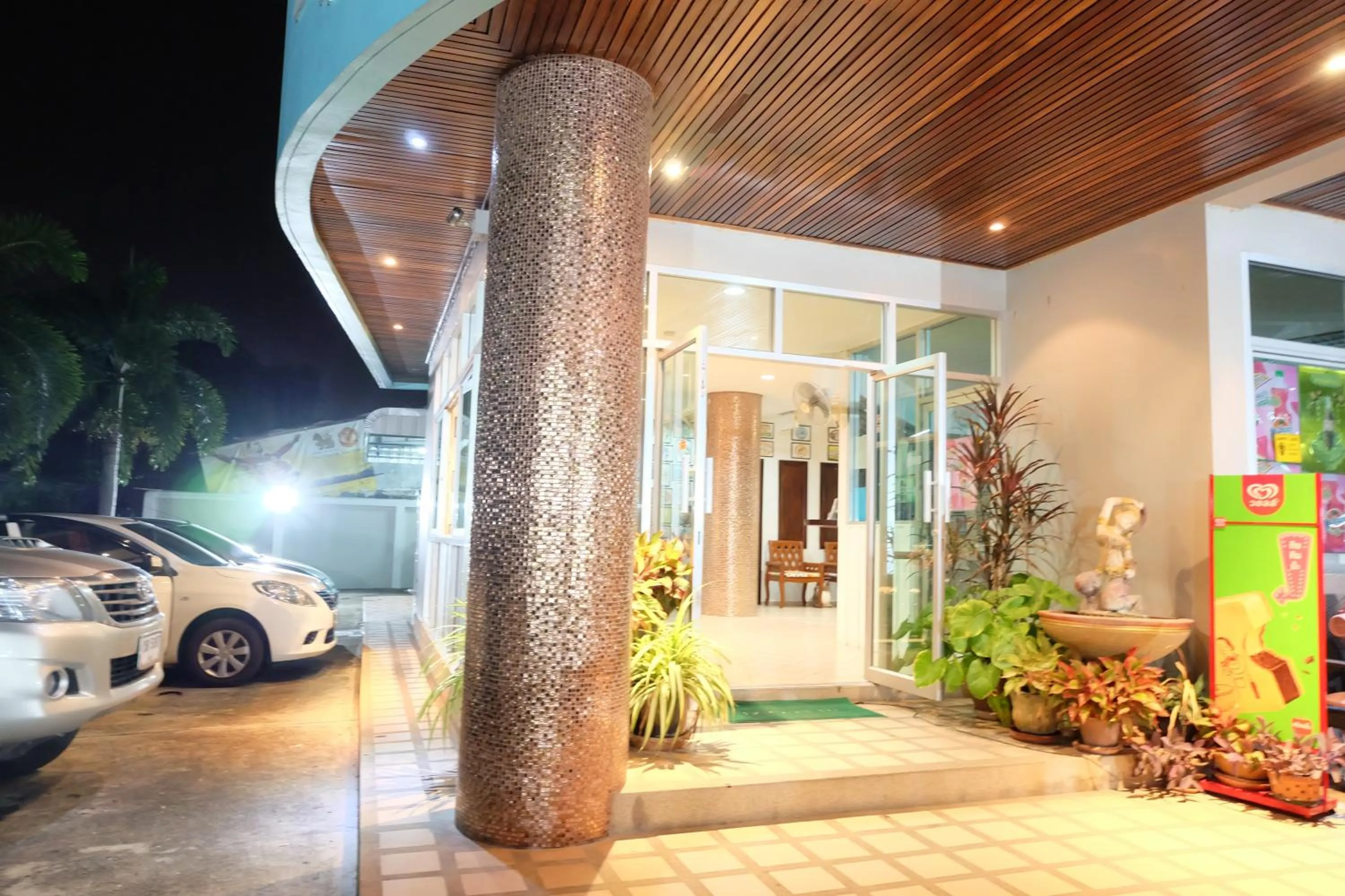 Facade/entrance in Lomsabai Apartments