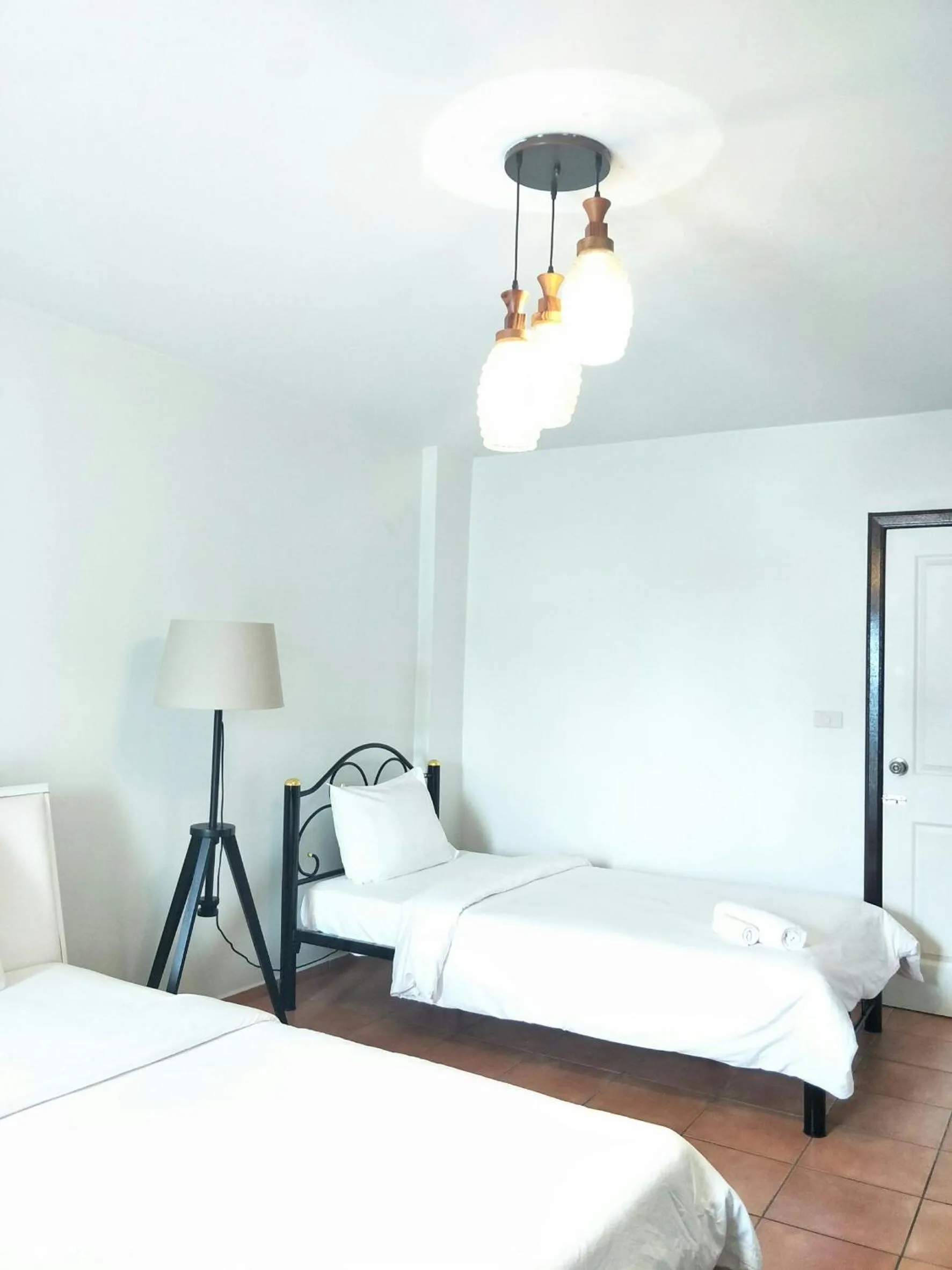 Bedroom, Bed in Lomsabai Apartments