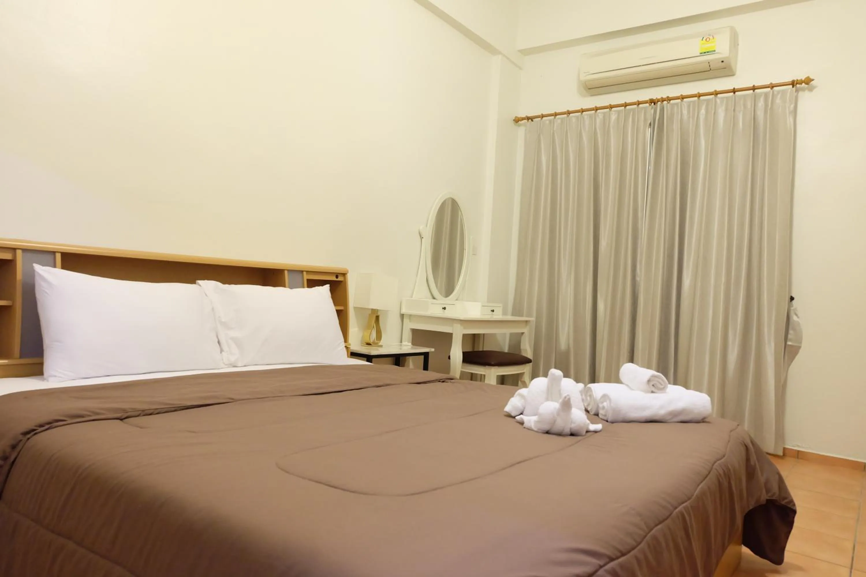 Bed in Lomsabai Apartments