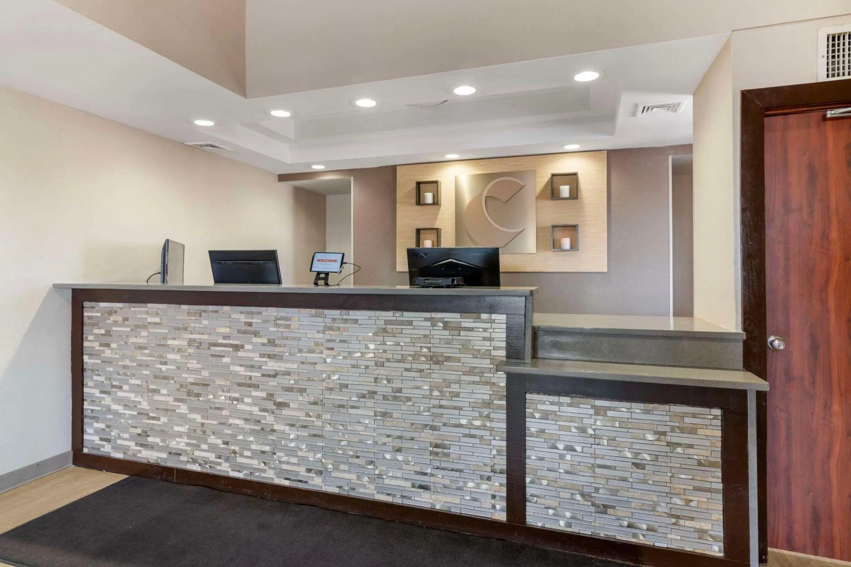 Lobby or reception in Comfort Inn Manchester Airport